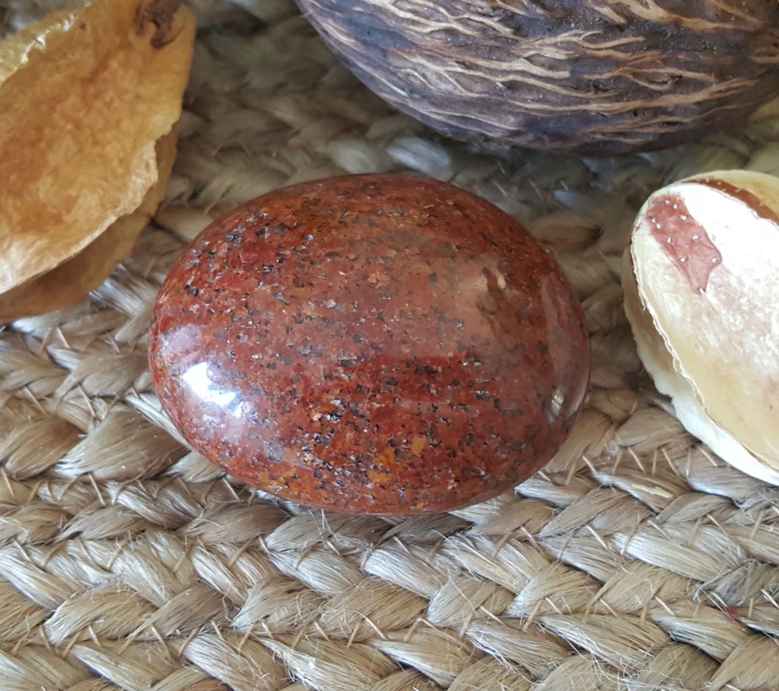 galet dolomite poli main Madagascar