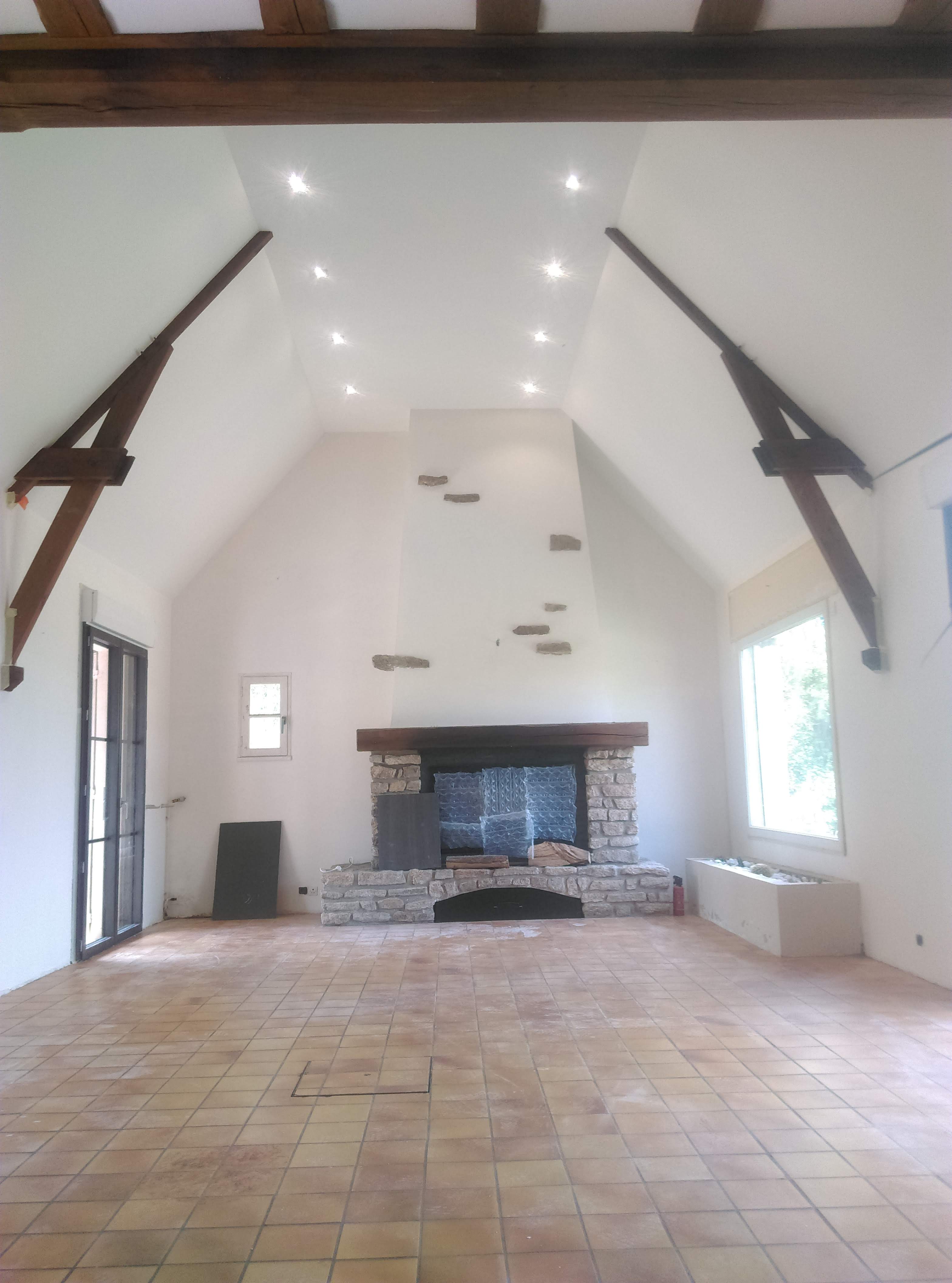 Isolation des rampants et création d'un plafond plat pour donner de la déco à cette jolie maison