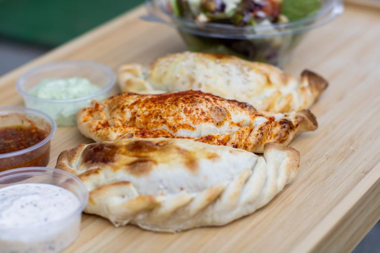 Découvrez notre lunch box à 14€ incluant 3 empanadas au choix. Produits artisanaux et faits maison pour une expérience gustative authentique et savoureuse. Commandez dès maintenant pour un repas gourmand avec Empamigos