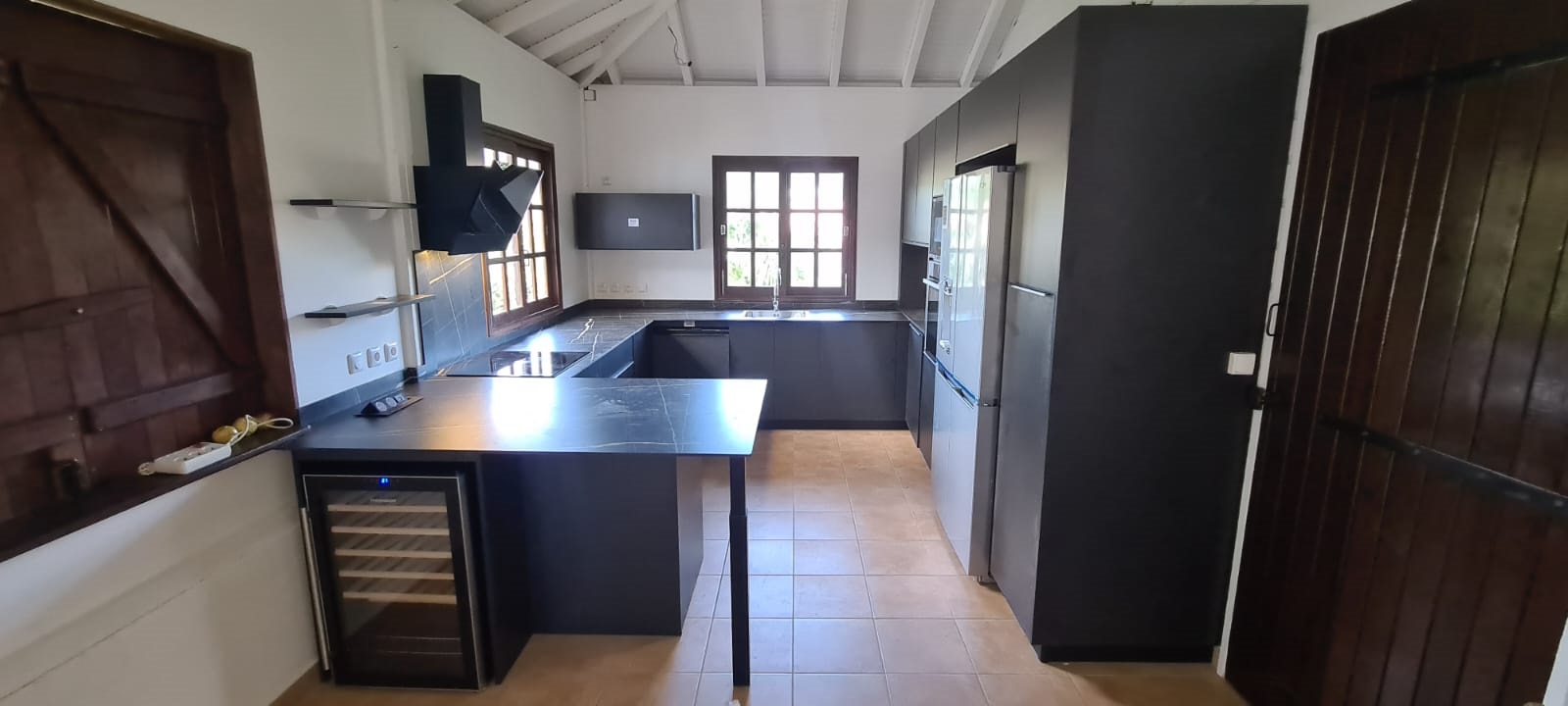 Cuisines martinique portes noires mates plan travail solidium marbre noir 2