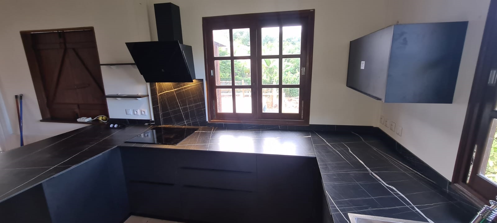 Cuisines martinique portes noires mates plan travail solidium marbre noir