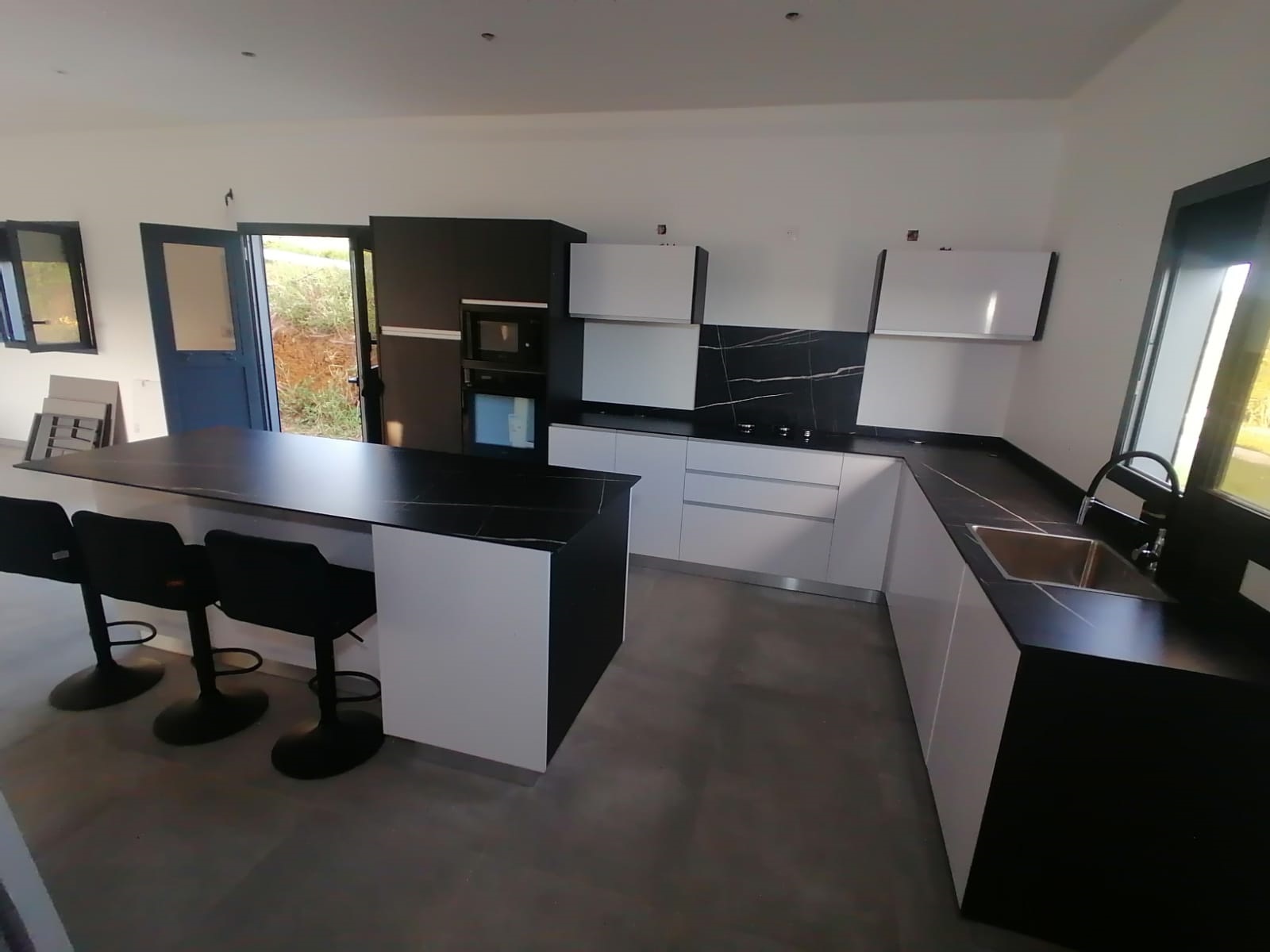 Cuisine martinique panache noir et blanc plan travail solidium marbre noire cuisine new concept sainte luce eric lamalesse 2