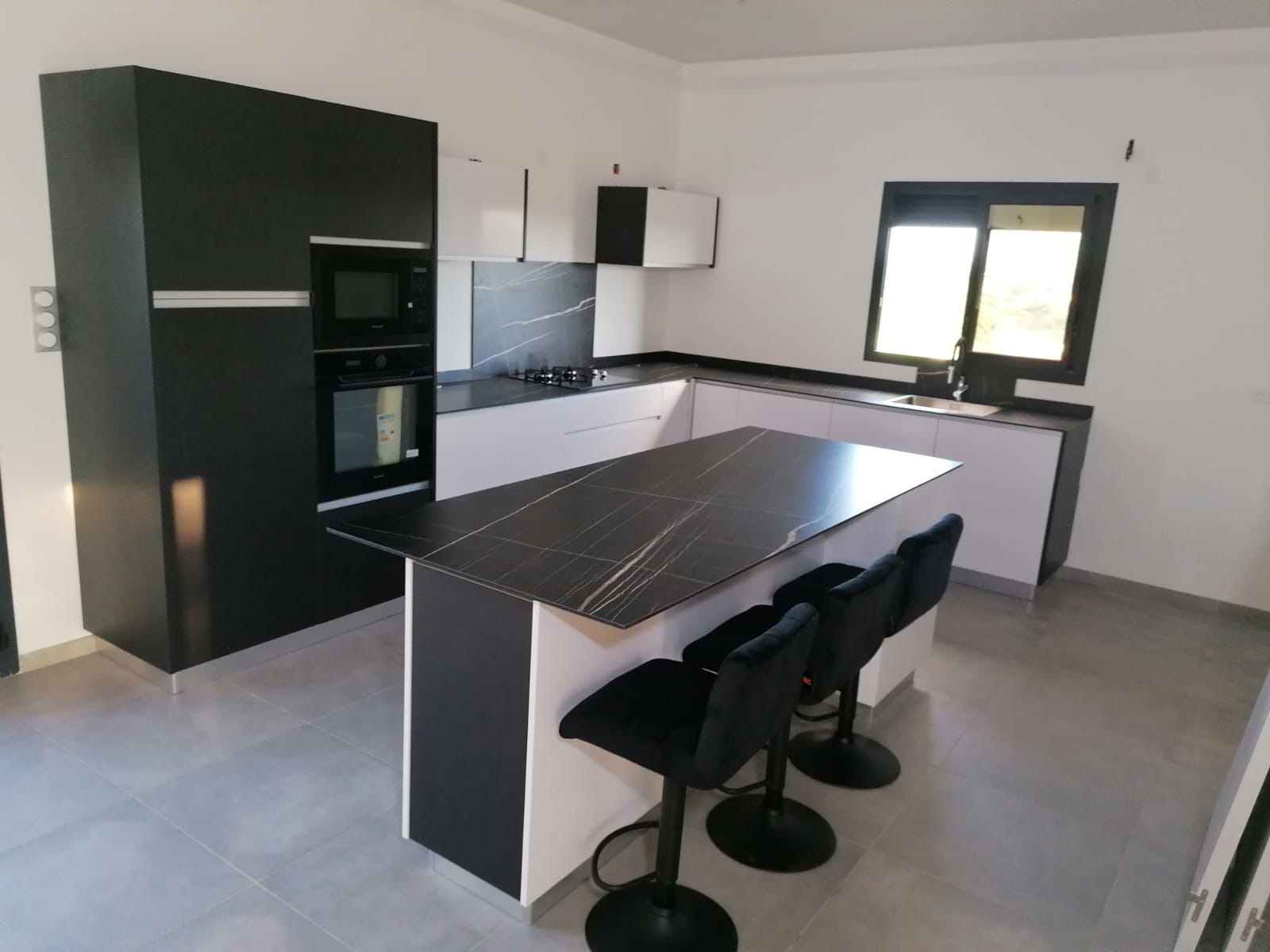 Cuisine martinique panache noir et blanc plan travail solidium marbre noire cuisine new concept sainte luce eric lamalesse