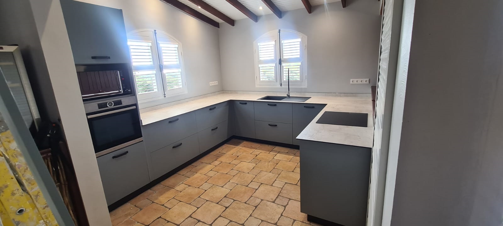 Cuisine martinique coloris gris celadon plan travail beton aspen solidium new concept sainte luce 2023 martinique 97228 2