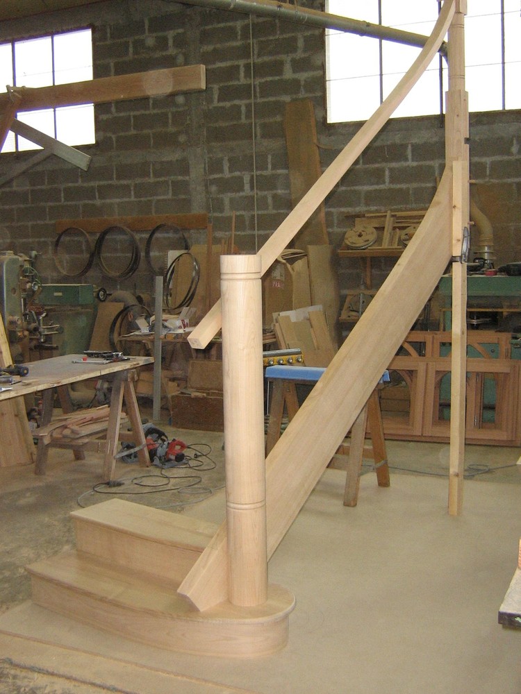 Escalier en merisier à départ enroulé sur poteaux tournés par menuiserie Papavoine à st Aubin sur Gaillon