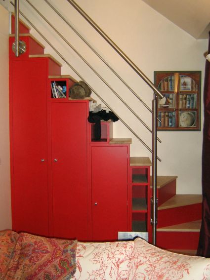Escalier placard en fresne avec rampe en inox cintrée par menuiserie Papavoine à st Aubin sur Gaillon