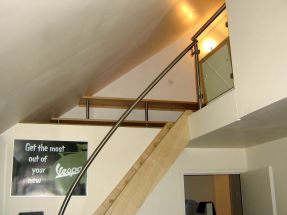 Escalier en fresne avec rampe en inox cintrée par menuiserie Papavoine à st Aubin sur Gaillon