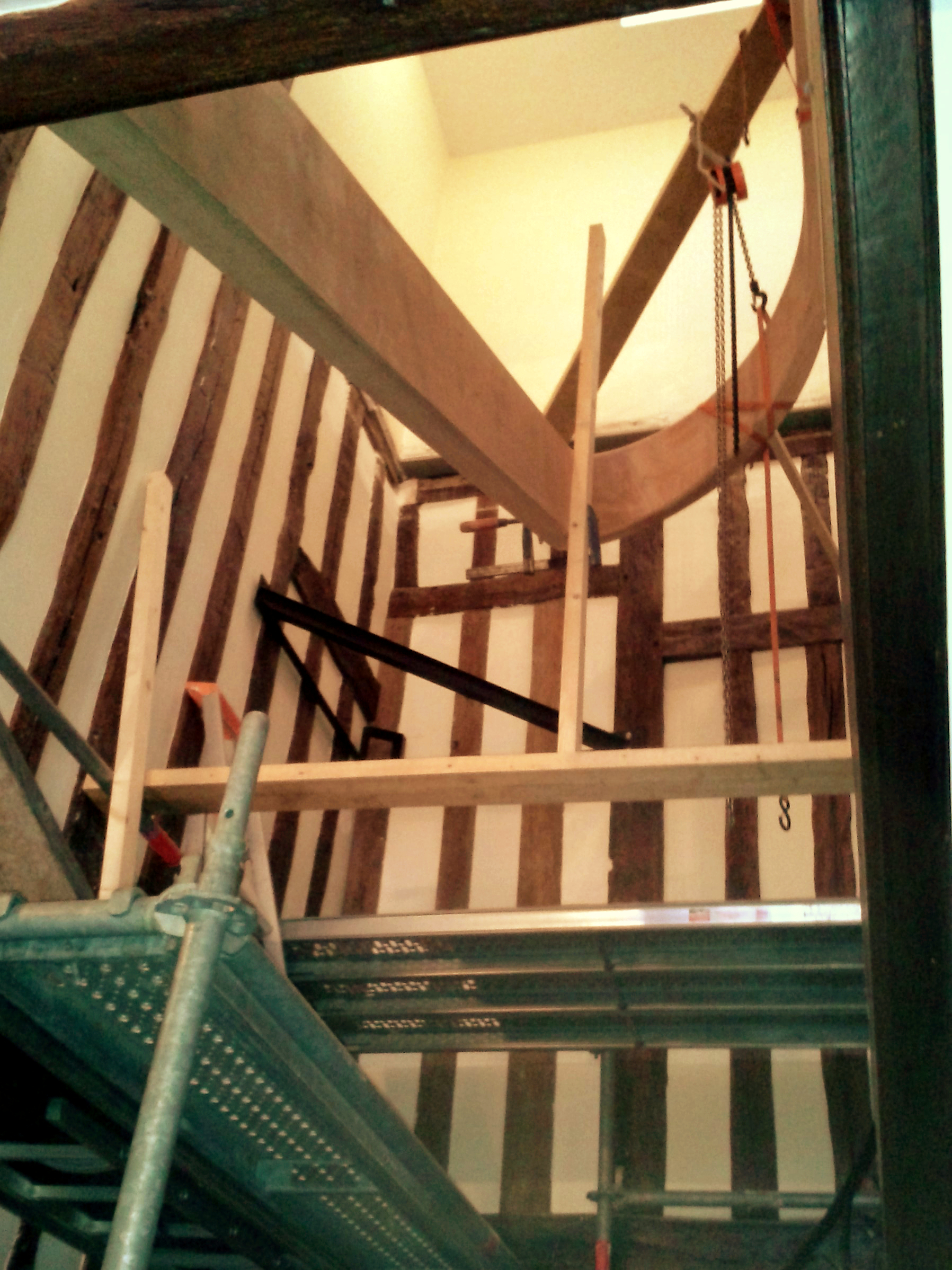 Entreprise PAPAVOINE B et D :
Escalier monumental en chêne avec limon courbe en fil rampant; mise en oeuvre du limon sur chantier.