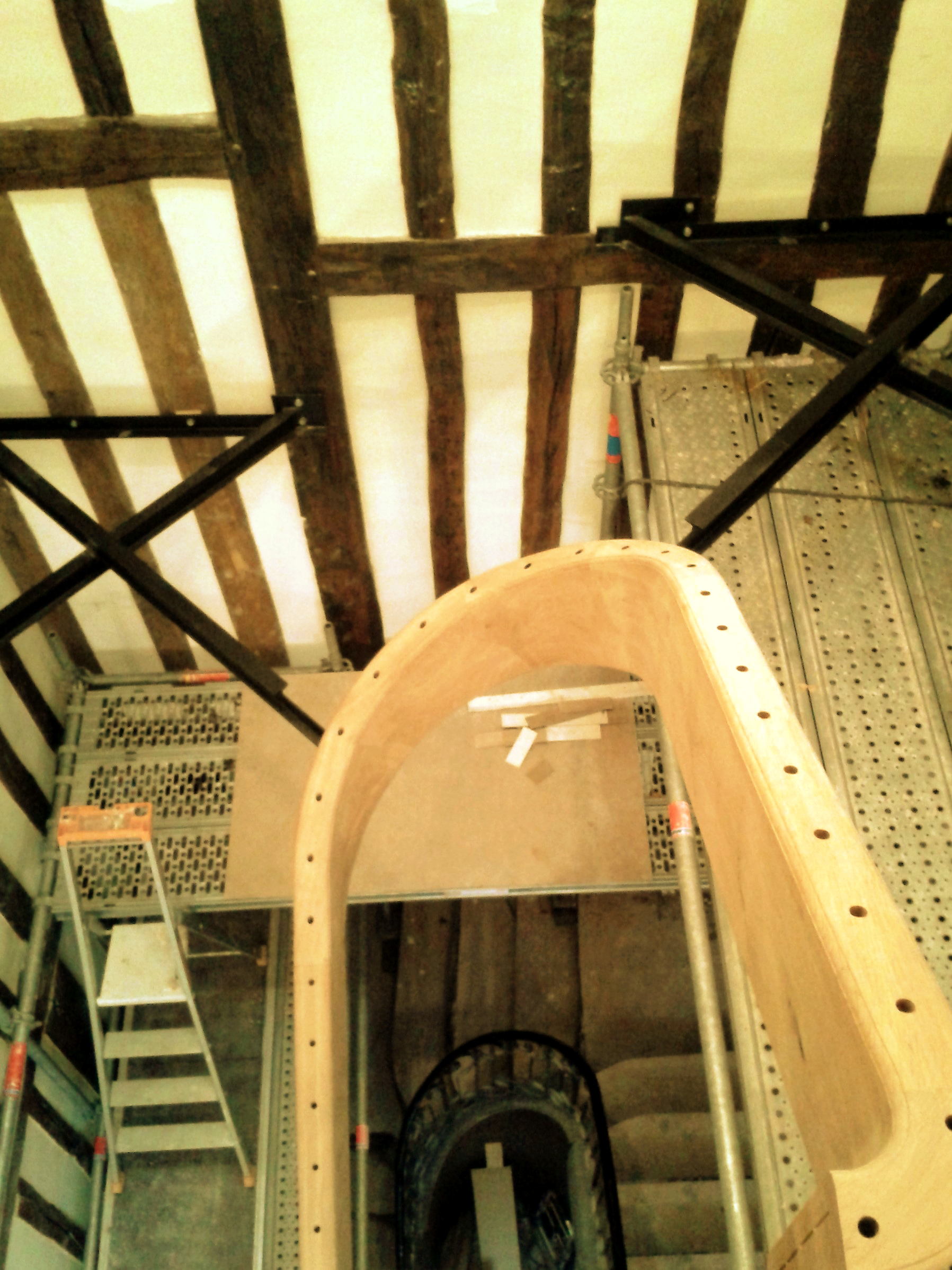 Entreprise PAPAVOINE B et D :
Escalier monumental en chêne avec limon courbe en fil rampant; mise en oeuvre des structures porteuses des paliers.