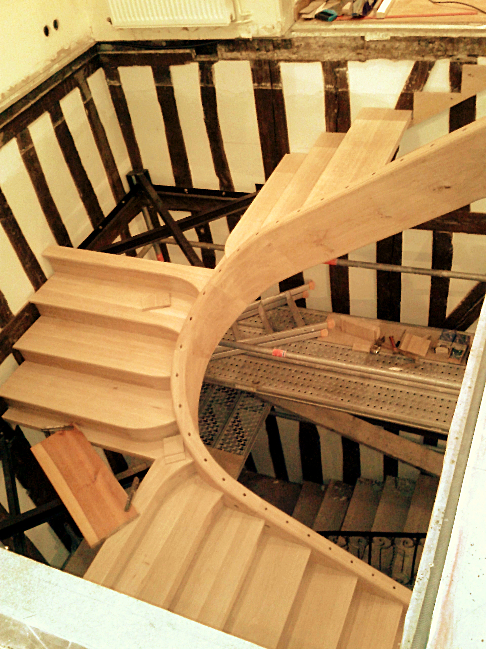 Entreprise PAPAVOINE B et D :
Escalier monumental en chêne avec limon courbe en fil rampant; pose des marches.