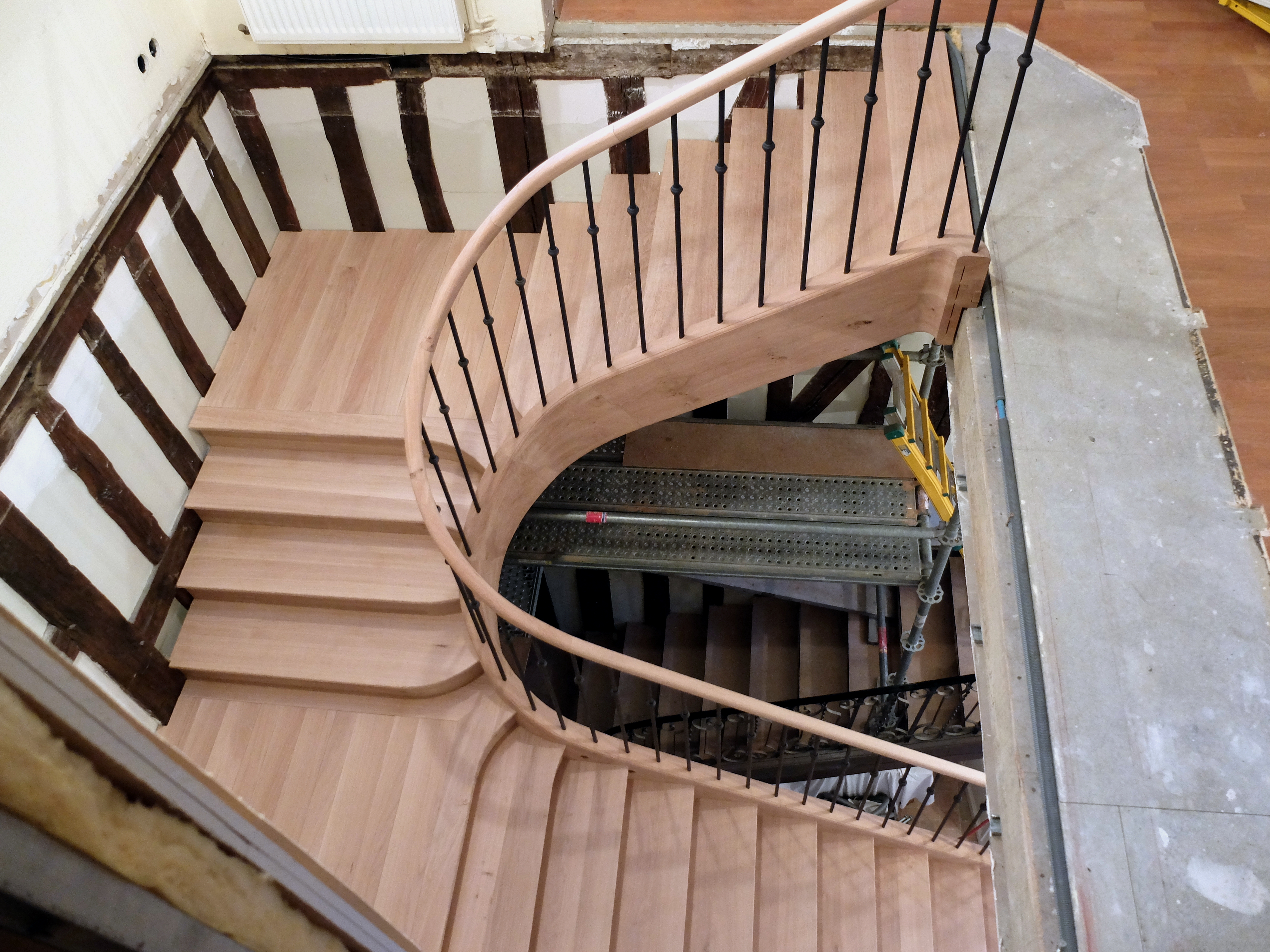 Entreprise PAPAVOINE B et D :
Escalier monumental en chêne avec limon courbe en fil rampant; en attente du garde-corps étage.