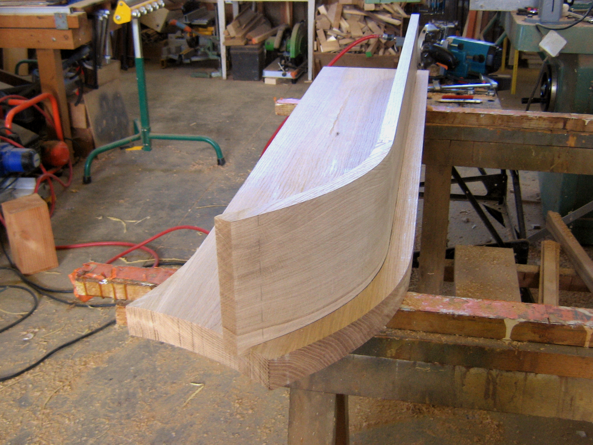 Entreprise PAPAVOINE B et D :
Escalier monumental en chêne avec limon courbe en fil rampant; fabrication des marches et contremarches.