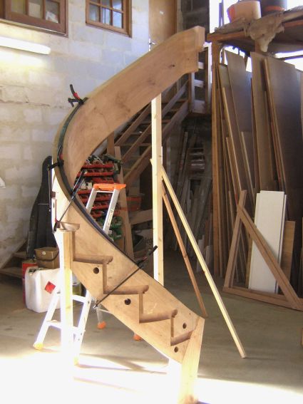 Entreprise PAPAVOINE B et D :
Escalier monumental en chêne avec limon courbe en fil rampant; élévation et mise en forme du plat de fer du dessous de main courante.