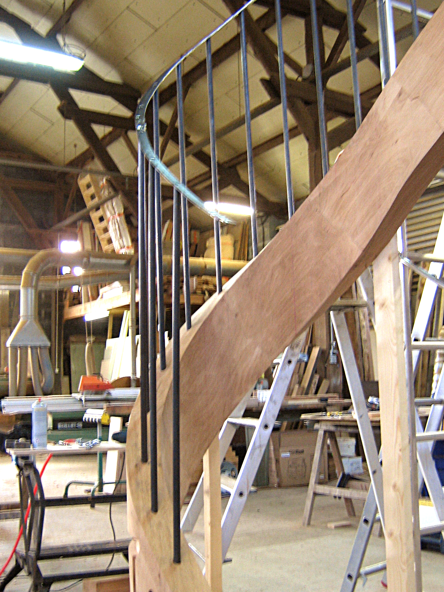 Entreprise PAPAVOINE B et D :
Escalier monumental en chêne avec limon courbe en fil rampant; assemblage des barreaux sur le fer plat et le limon .