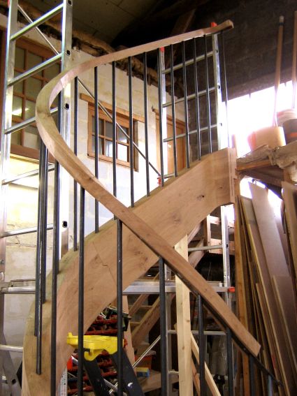 Entreprise PAPAVOINE B et D :
Escalier monumental en chêne avec limon courbe en fil rampant; réalisation de la main courante.