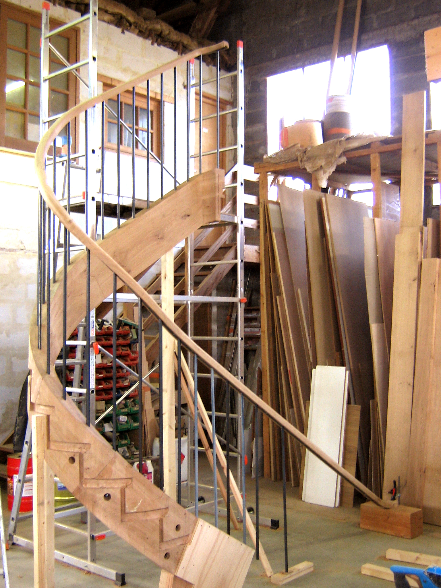 Entreprise PAPAVOINE B et D :
Escalier monumental en chêne avec limon courbe en fil rampant; profilage de la main courante.