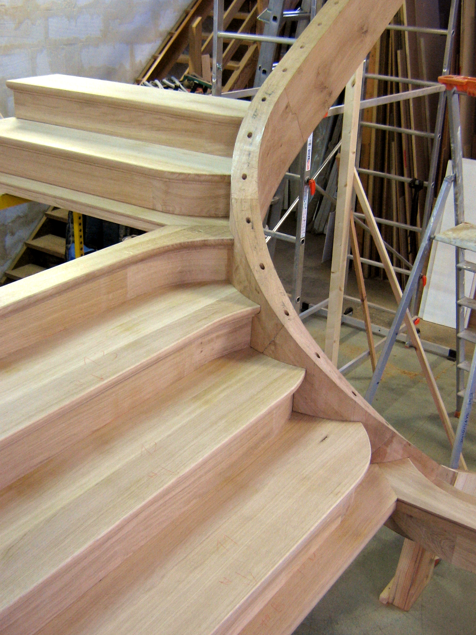 Entreprise PAPAVOINE B et D :
Escalier monumental en chêne avec limon courbe en fil rampant; prémontage des marches et contremarches.