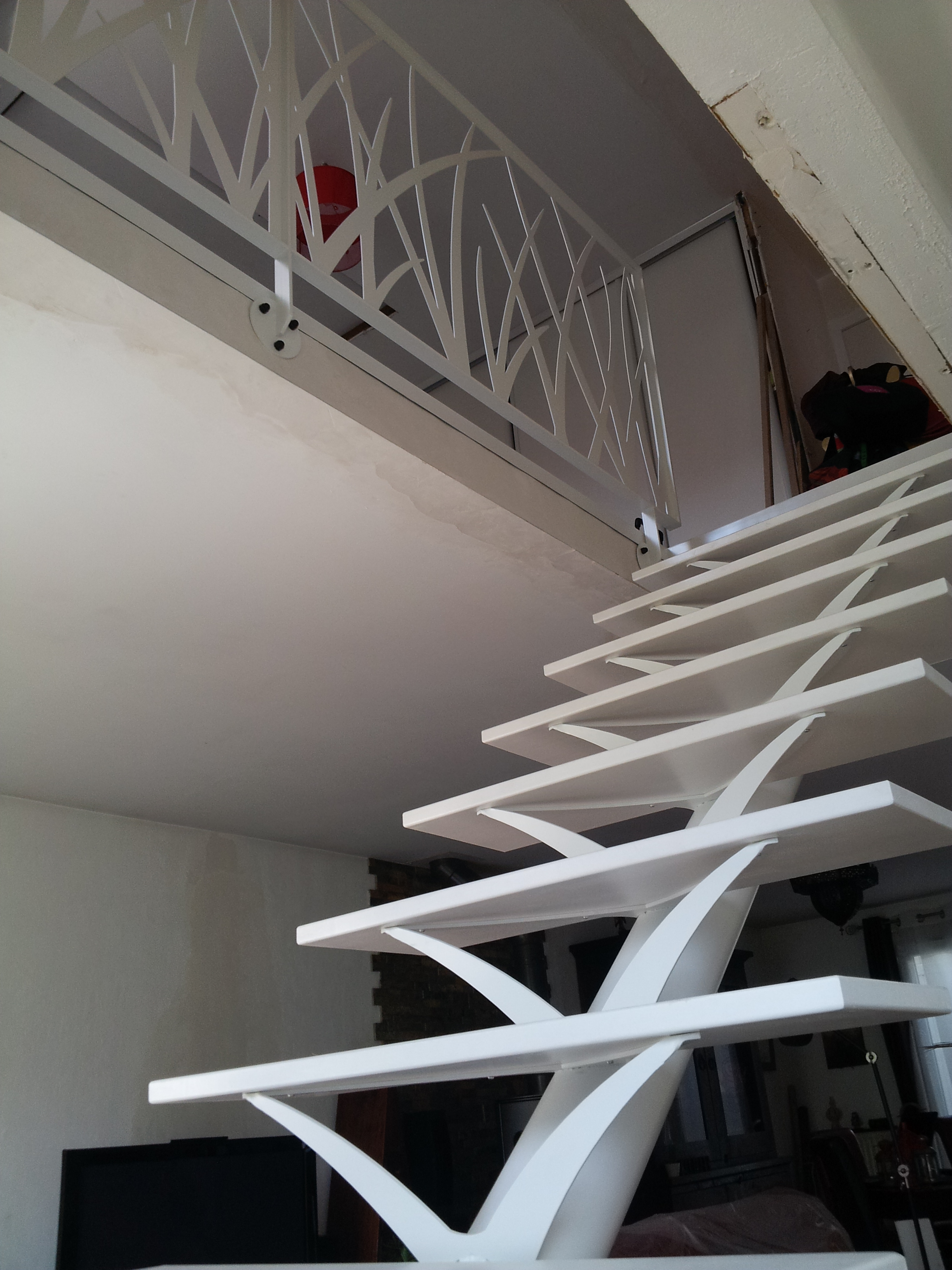 Escalier blanc limon central