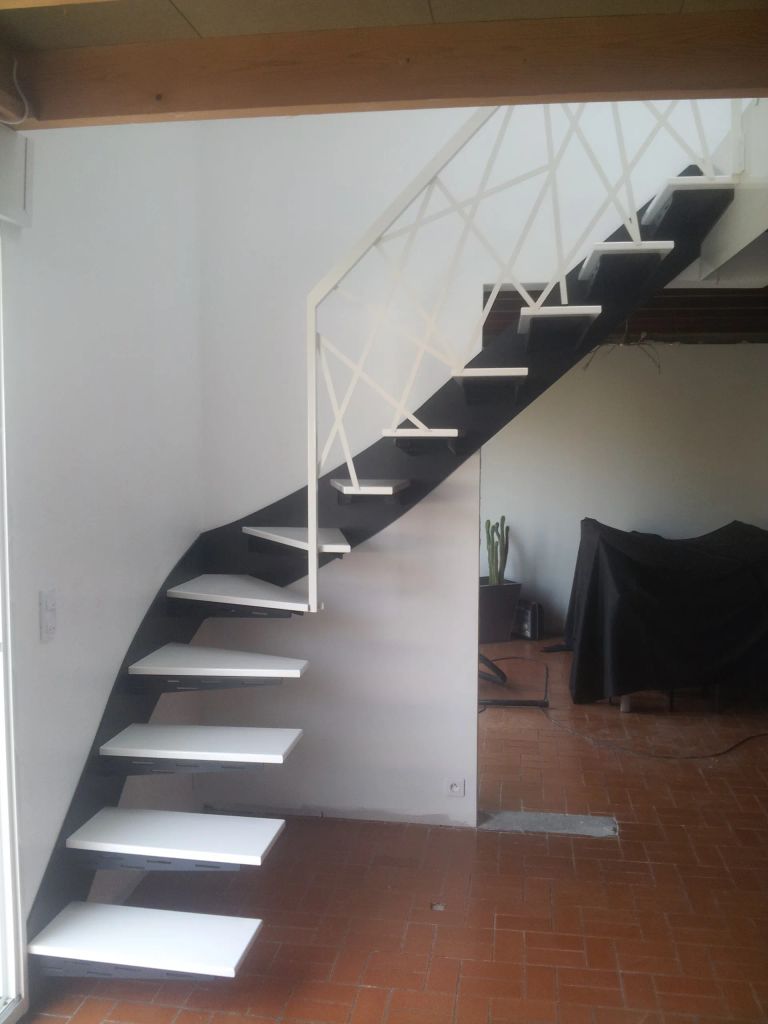 Escalier blanc autoporté