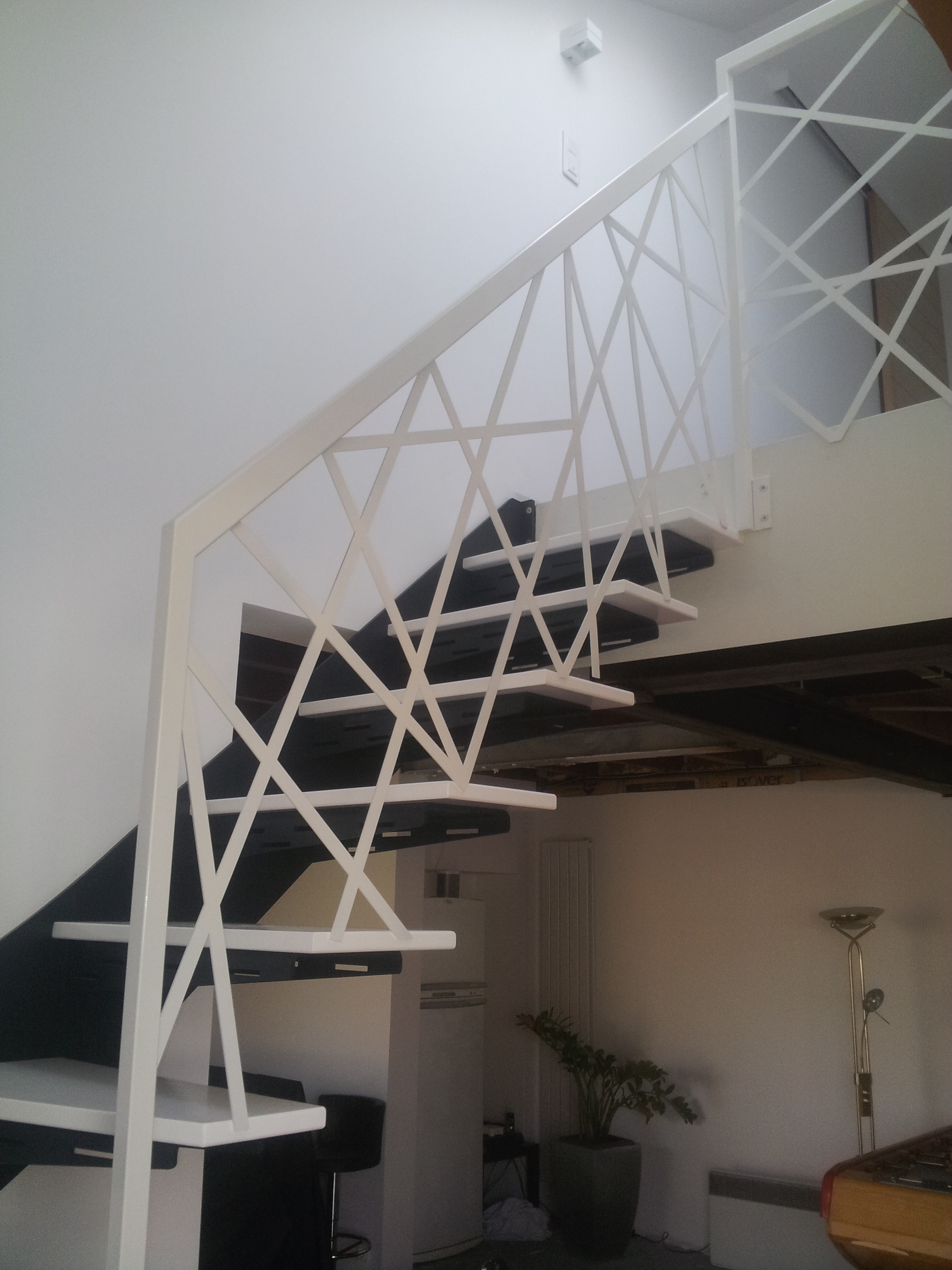 Escalier blanc autoporté