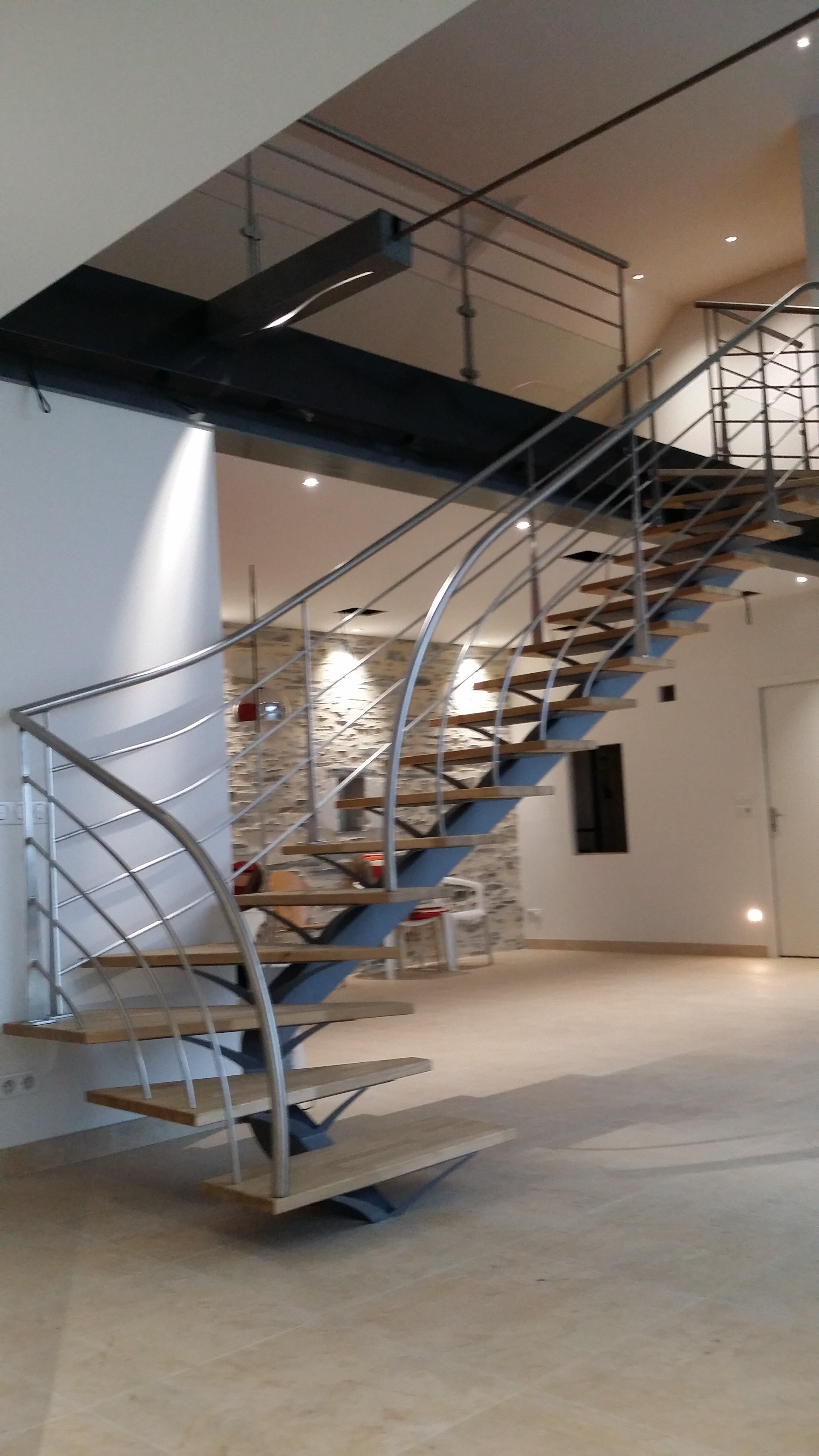 Escalier limon central
garde-corps inox