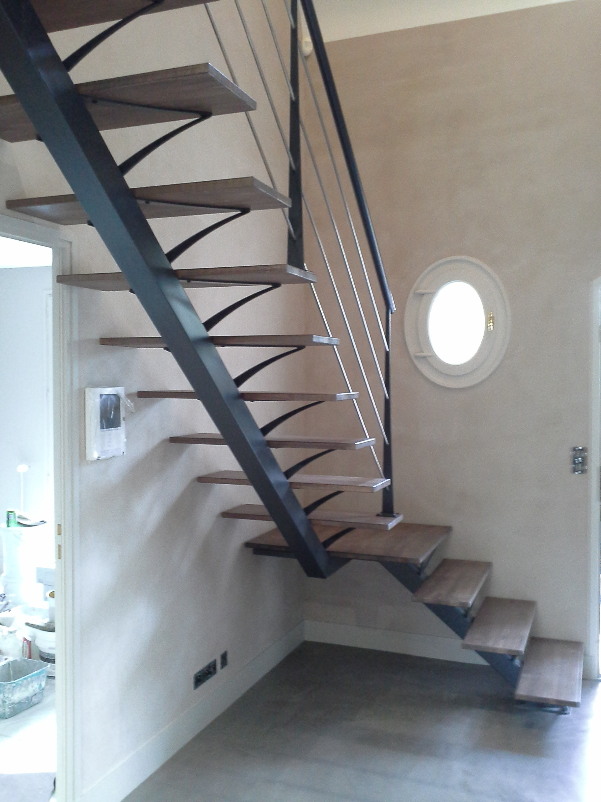 Escalier limon central avec palier