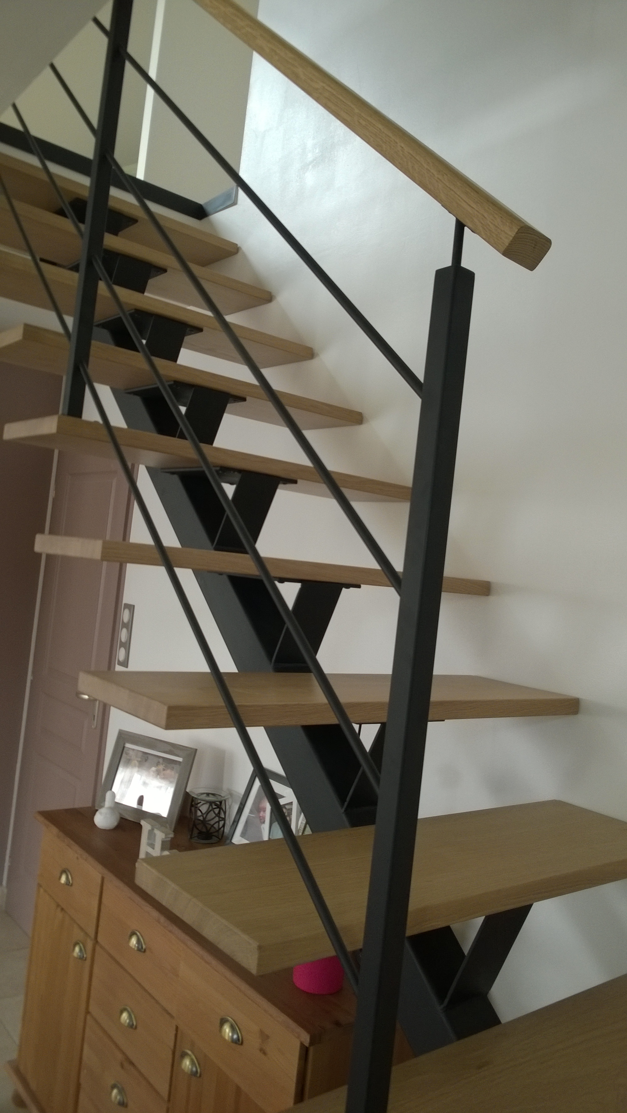 Escalier limon central acier bois