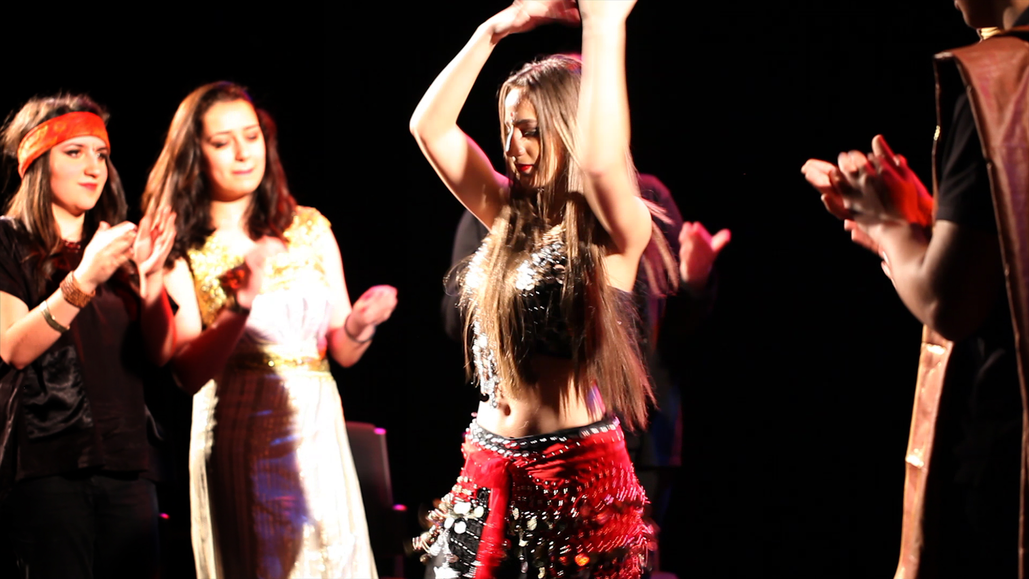 Salsabil danse de dos