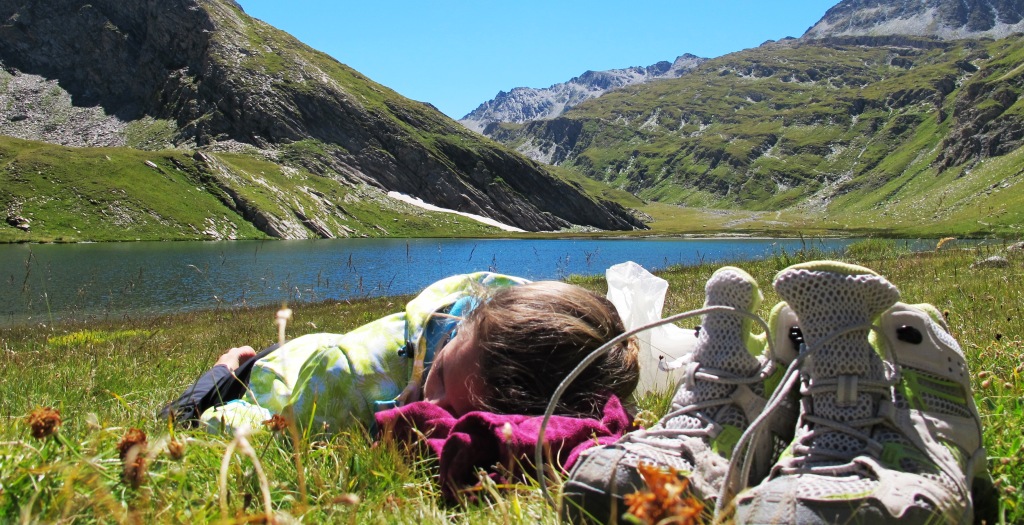 Sieste apres le pique nique au bord du lac egorgeou bandeau compresse