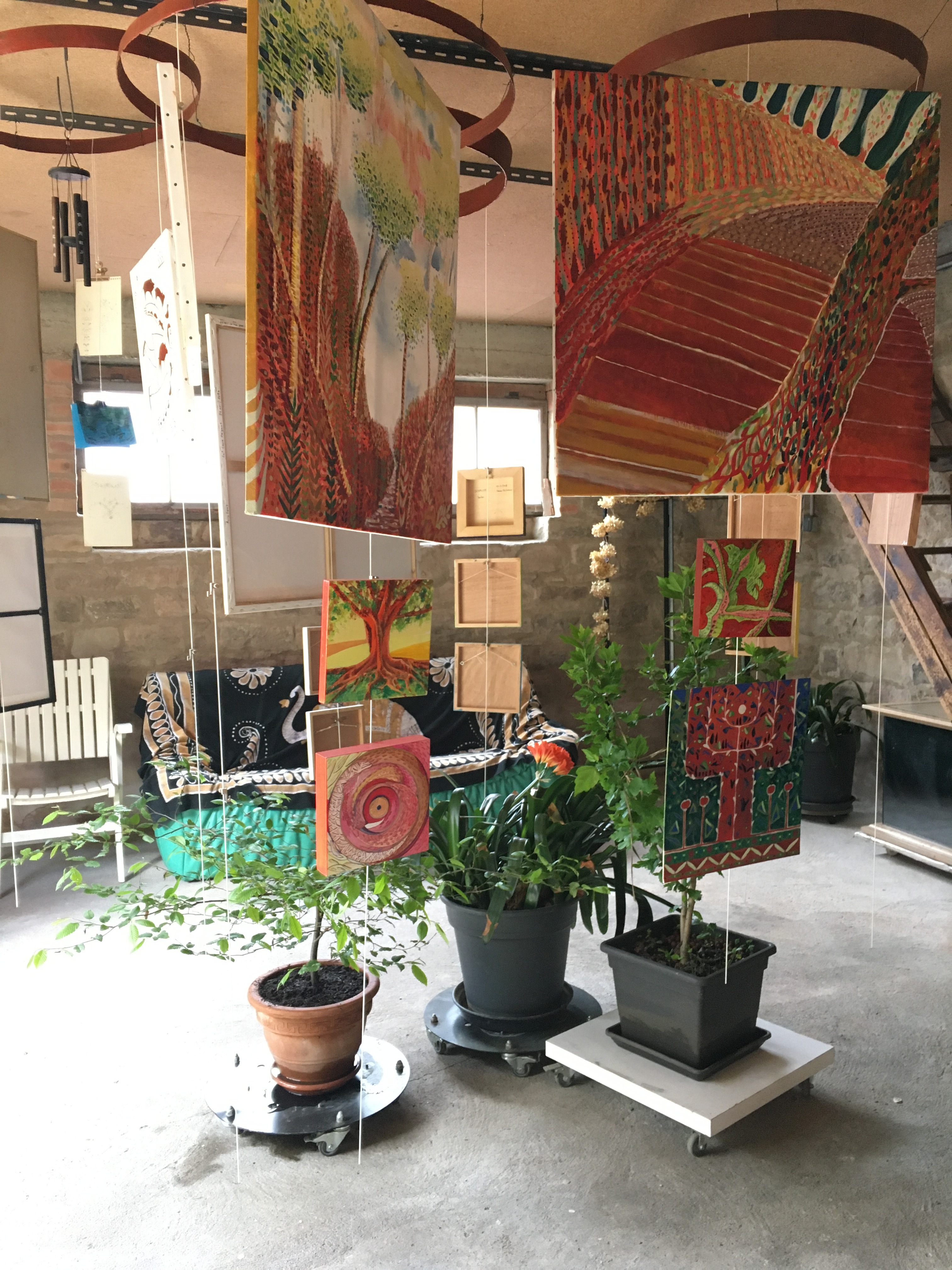 photo du cabanon aménagé pour l'exposition de Laura Geigant en  2024 à Mattstall, thème : paysages, nature et plantes.
Oeuvres suspendues sur cadres de tonneaux (merci Pierrot).