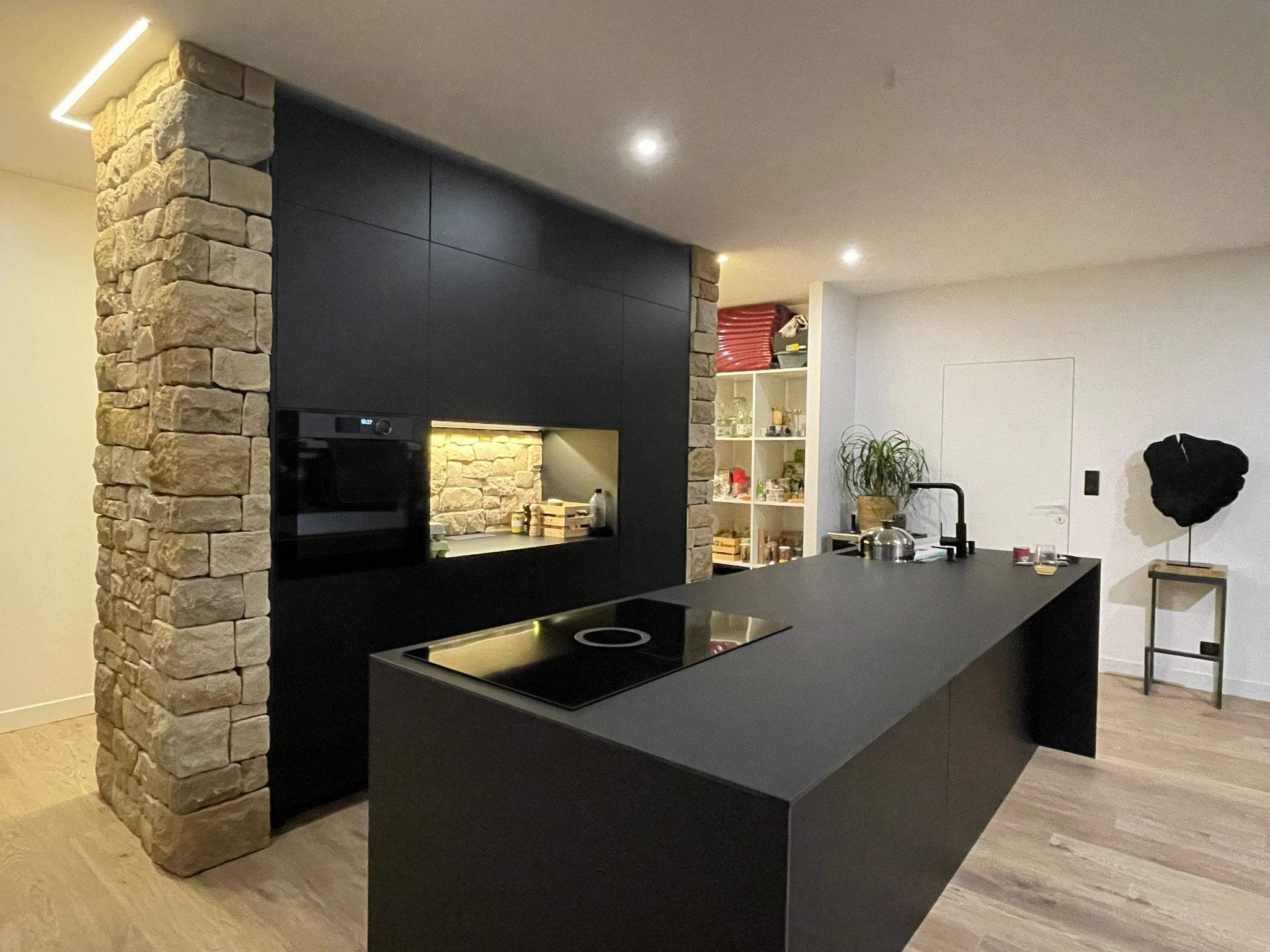 New-cuisines-martinique-portes-cuisines-coloris-noir-mat-plan-de-travail-noir-mat-solidium-compact-fenix
