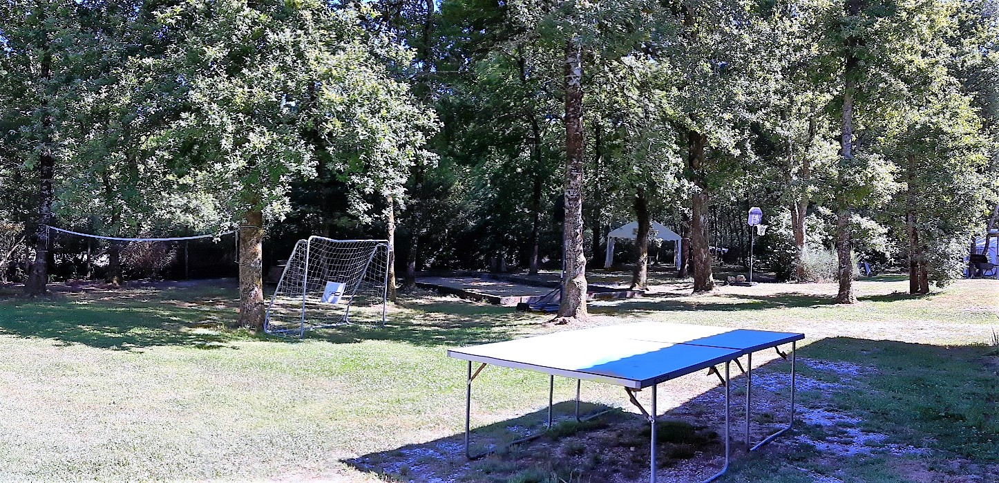 Parc avec boulodrome et jeux