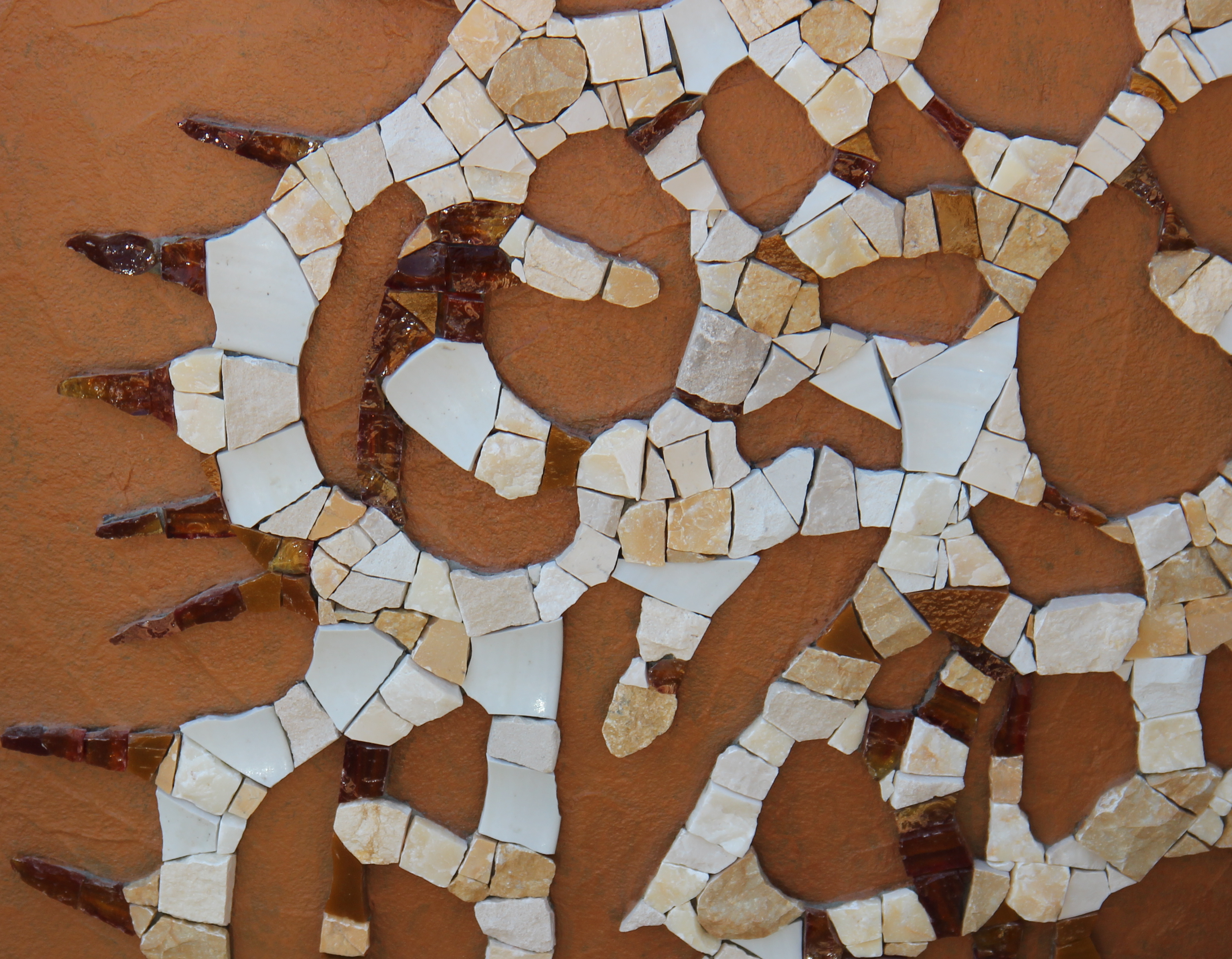 mosaïque - sculpture - bouclier - dentelle - décor - béton - marbre - céramique - blanc - crème - fait main - mosaïque d'art - Ora mosaïques.