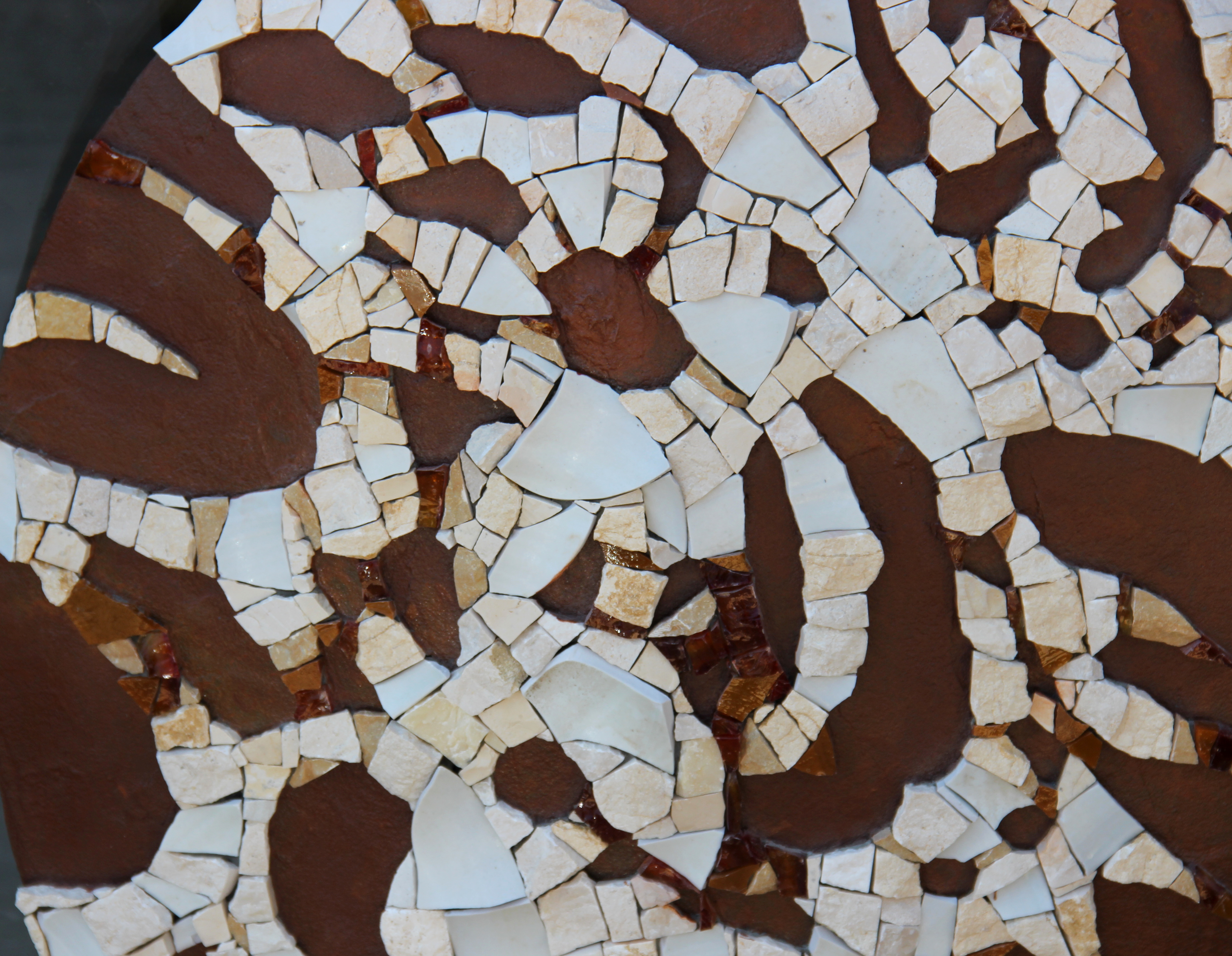 mosaïque - sculpture - bouclier - dentelle - décor - béton - marbre - céramique - blanc - crème - fait main - mosaïque d'art - Ora mosaïques.