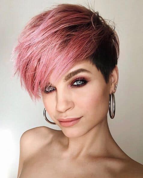 Coiffure courte rose