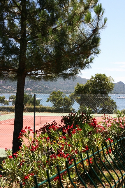 Villa Marinarca à Porto-Vecchio, dans le domaine de Marina di Fiori (Corse du Sud). Idéale pour séjourner en famille, villa pour 10 à 12 personnes avec piscine et vue mer sur la baie de Porto-Vecchio
