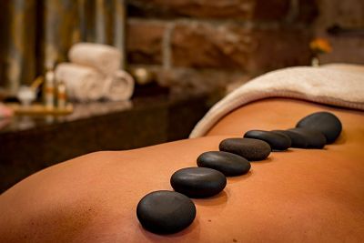 Massages aux pierres chaudes au Gîtes Bois et Cailloux