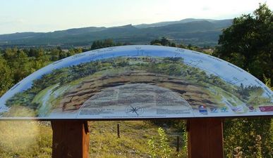 Table d'orientation des Carrières de la Lie placée à proximité du four tuilier avec vue sur les Monts du Mâconnais, Mont Pouilly, Solutré, Vergisson ;;.