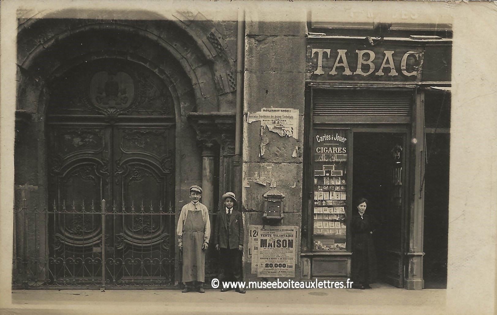 Lyon église Saint Pierre boite aux lettres mougeotte Delachanal type 2. musée de la boite aux lettres
