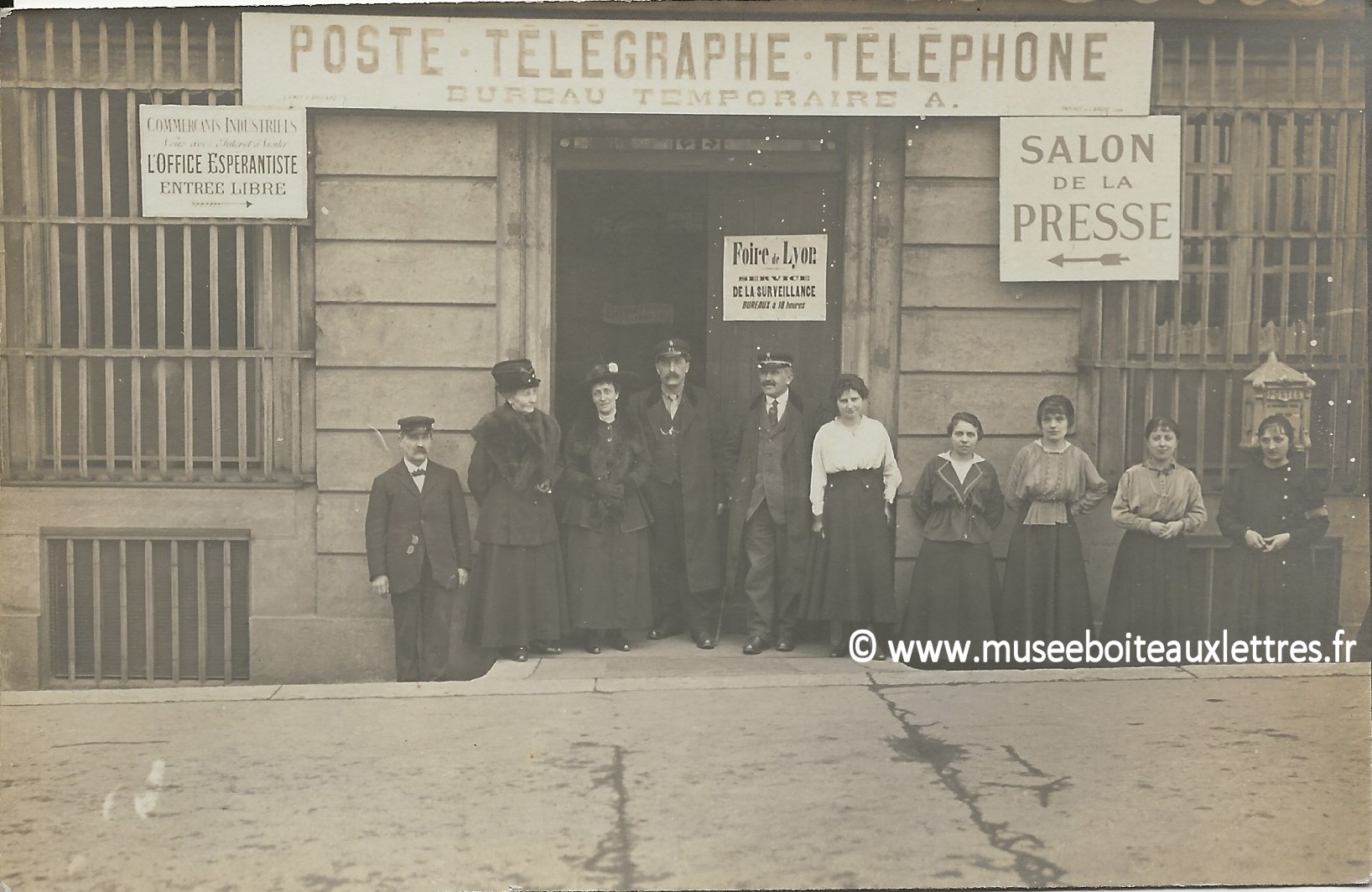 Lyon foire de Lyon bureau PTT boite aux lettres mougeotte Delachanal type 2. musée de la boite aux lettres