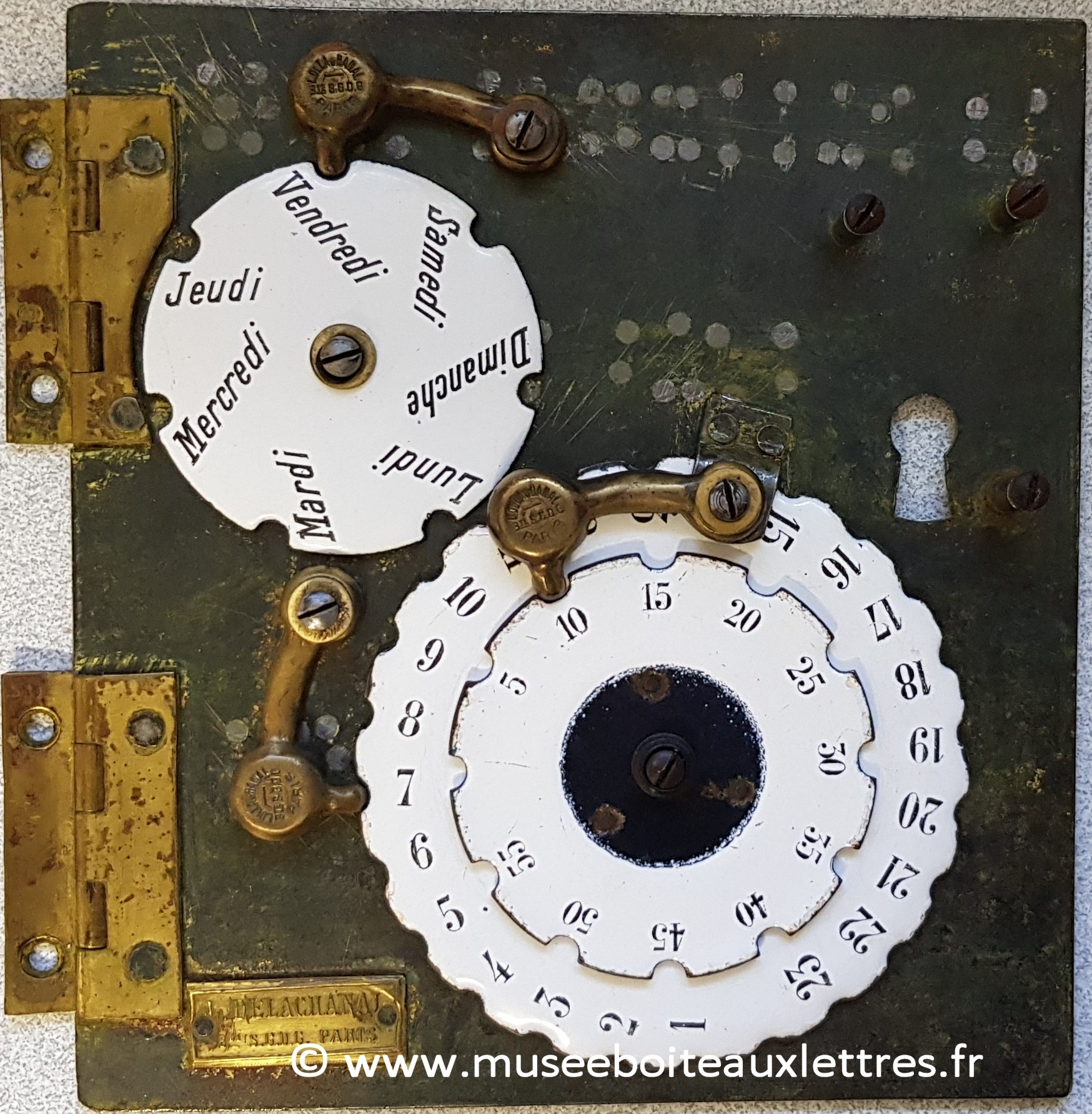 boite aux lettres mougeotte Delachanal type 2. musée de la boite aux lettres