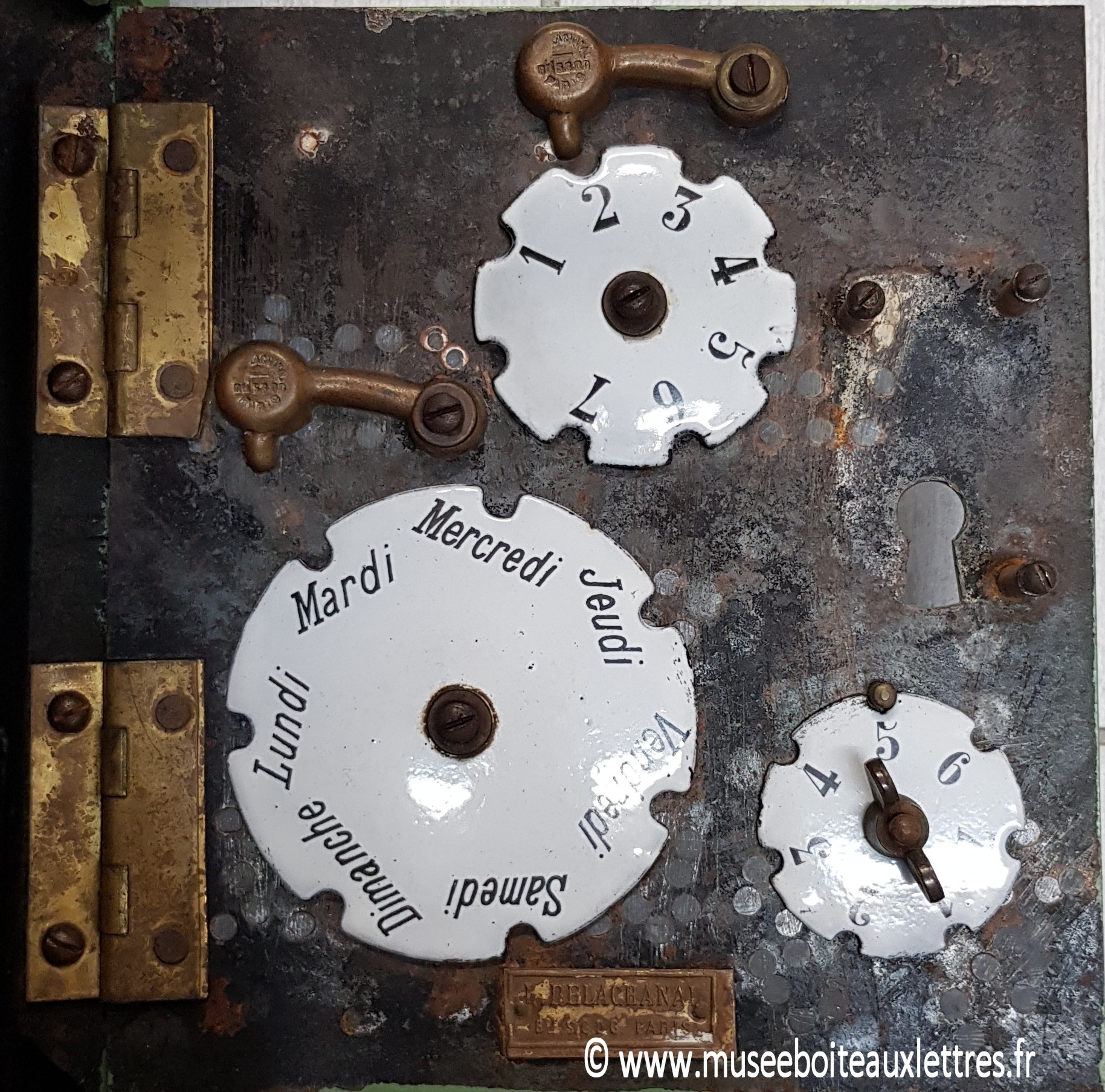 boite aux lettres mougeotte Delachanal type 2. musée de la boite aux lettres