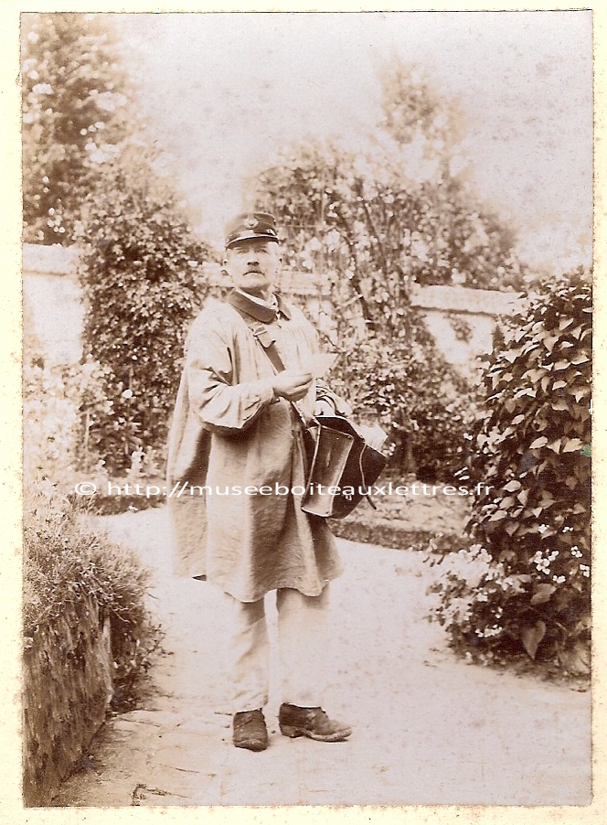 photo facteur rural avec biaude