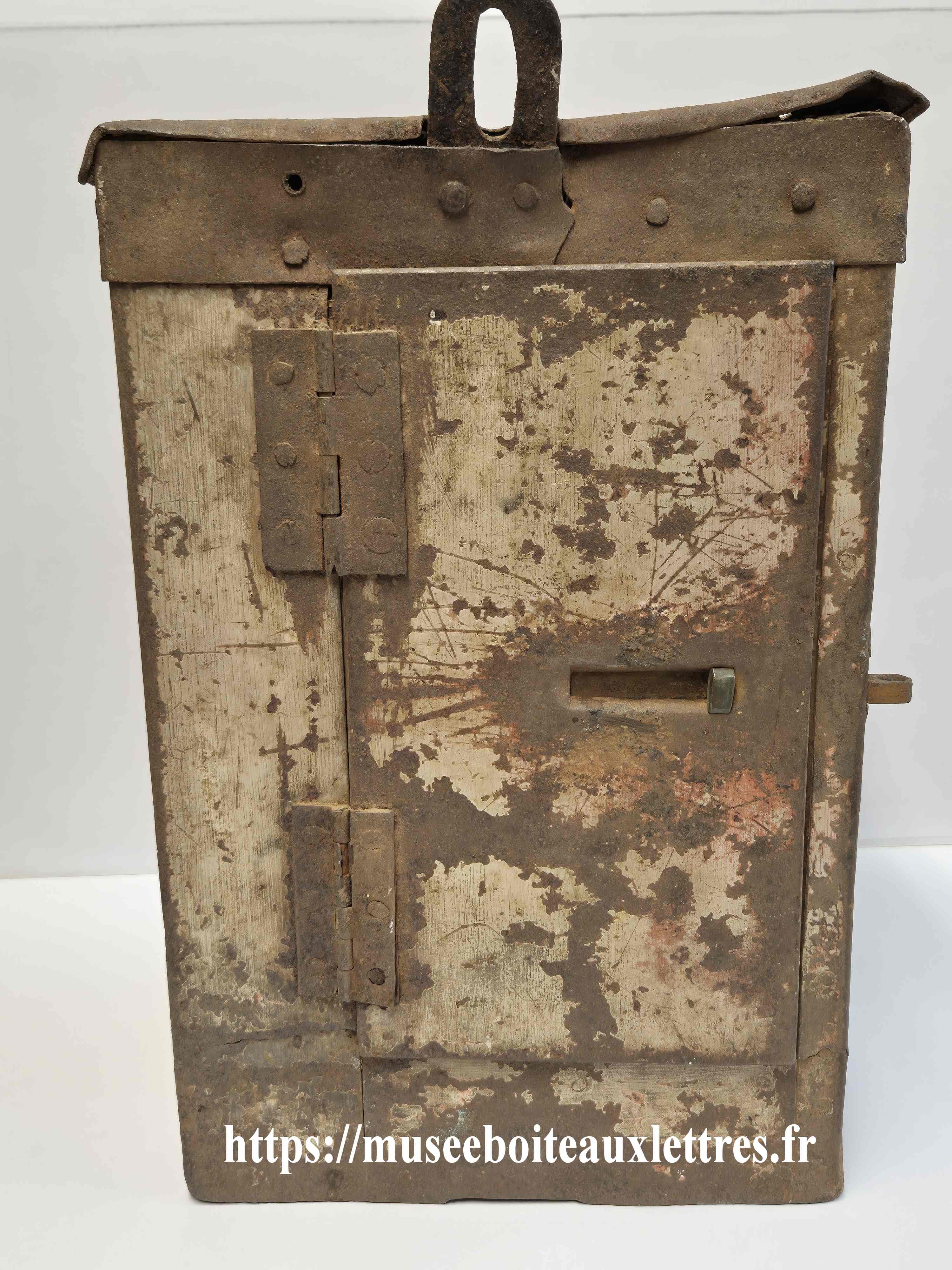 Boite aux lettres PTT mobile Lelièvre vue de dos