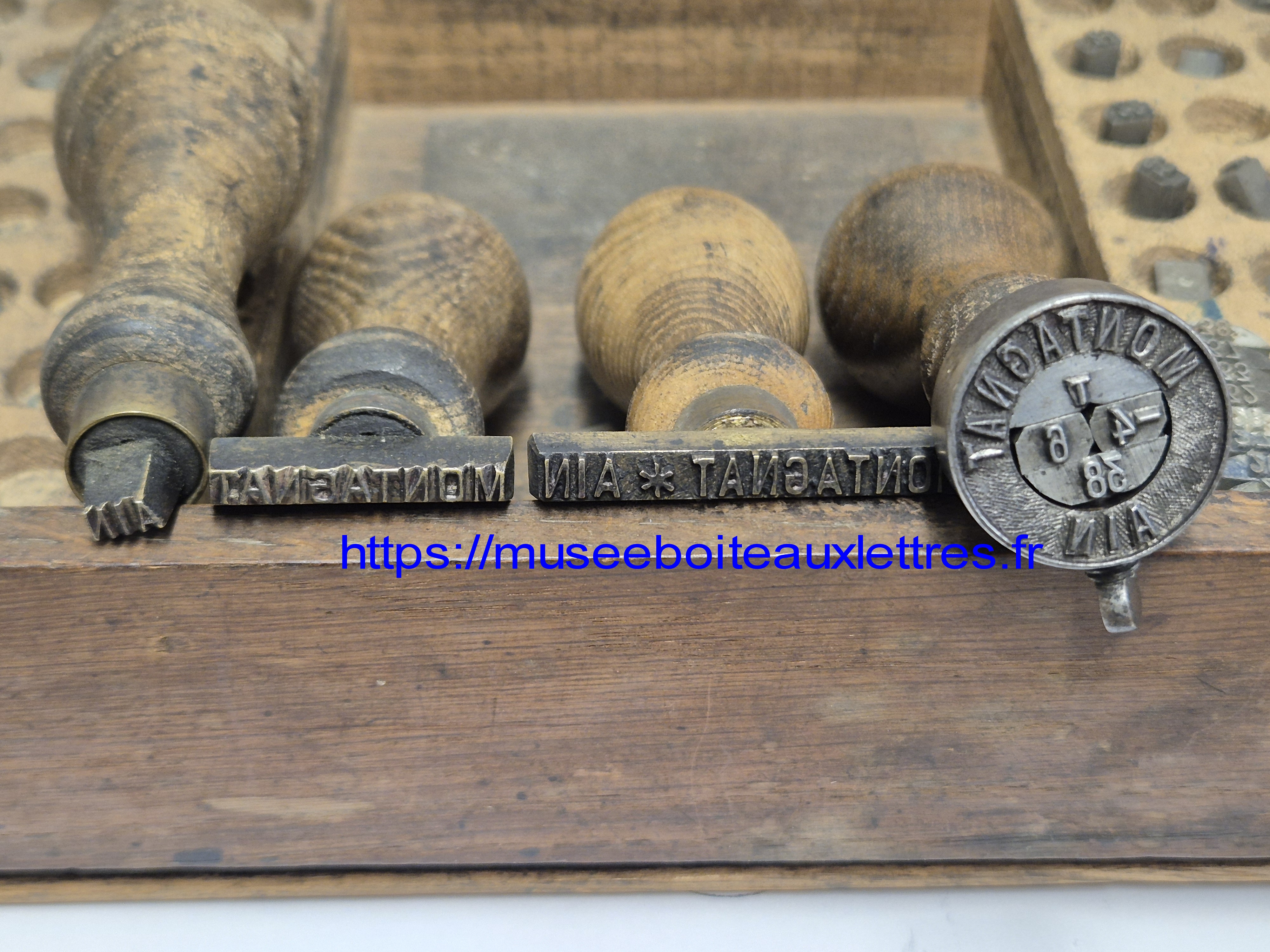 timbre à date et griffes PTT