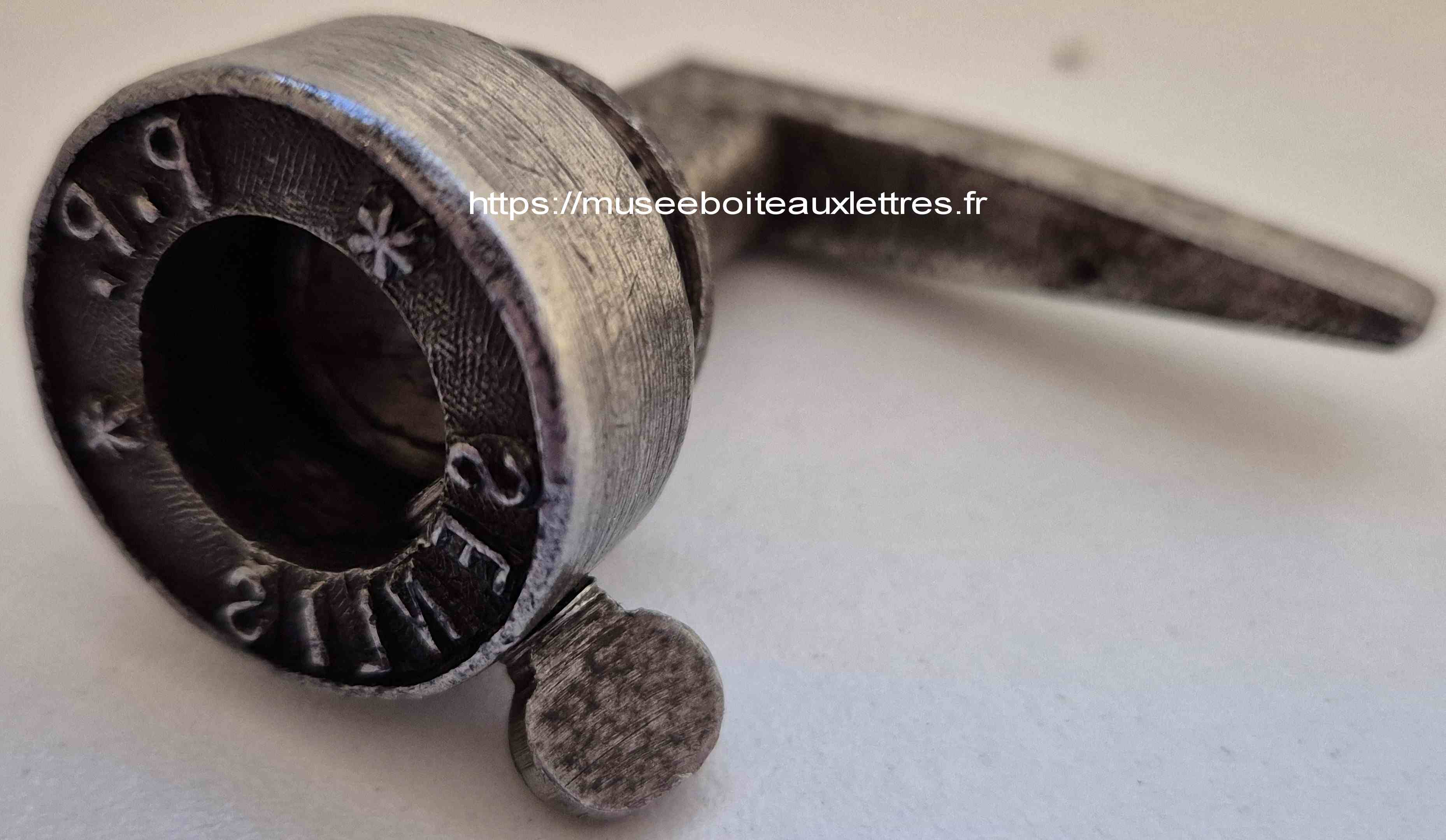 timbre à date ptt PP senlis Daguin