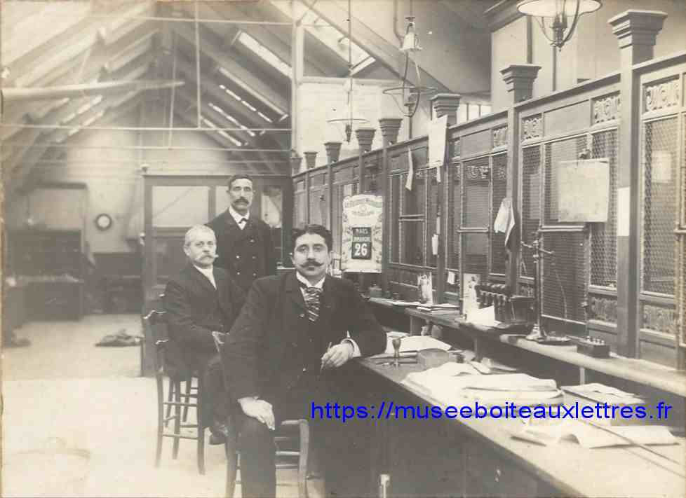 guichets d'un bureau de poste à Paris en 1900 