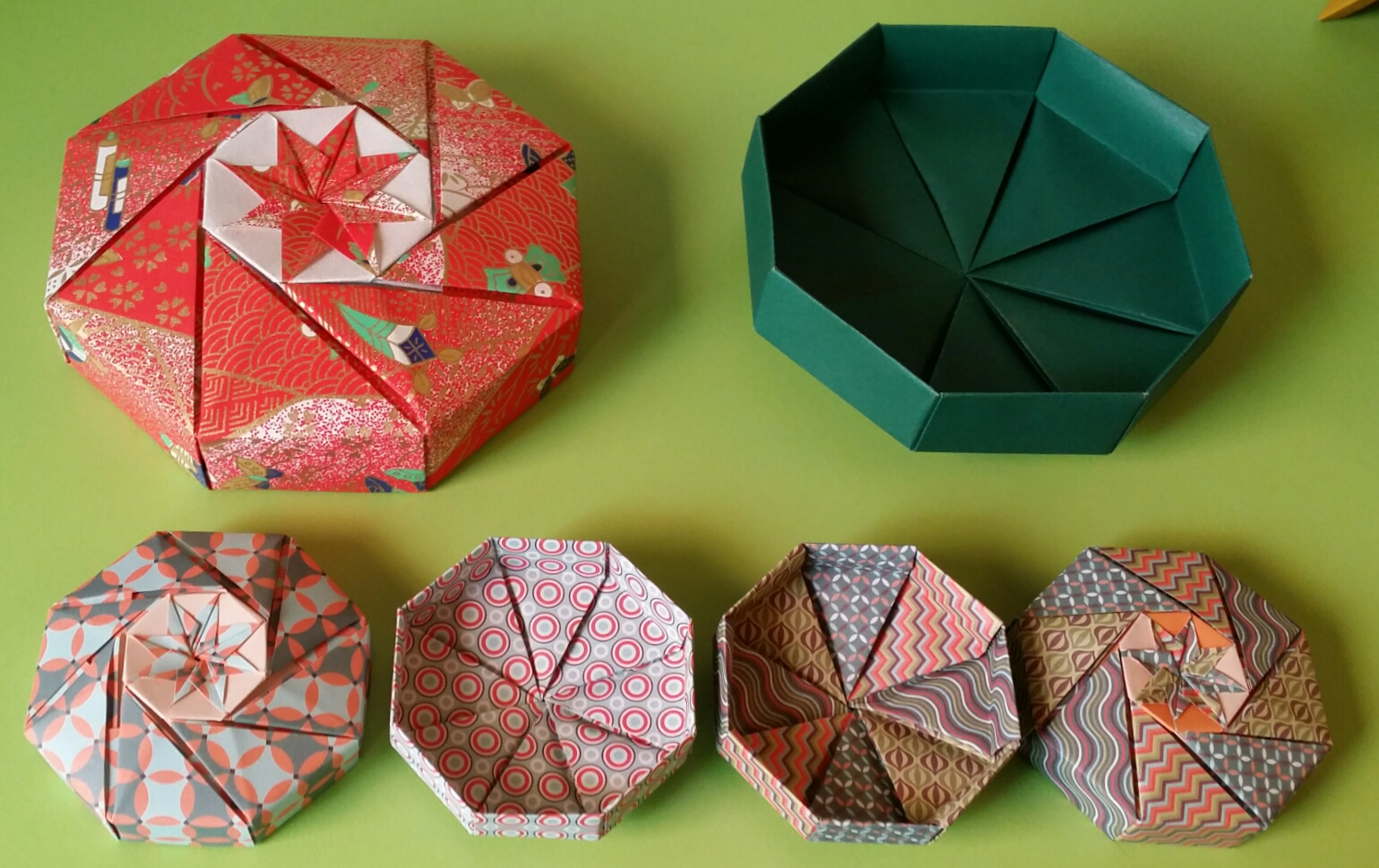 Boîtes modulaires octogonales (en bas 5€) en papier washi (en haut) 12€
(~ Ø 6 x h 2,5 cm jusqu'à Ø 15,5 x h 3, 5 cm)
faites de 16 modules
