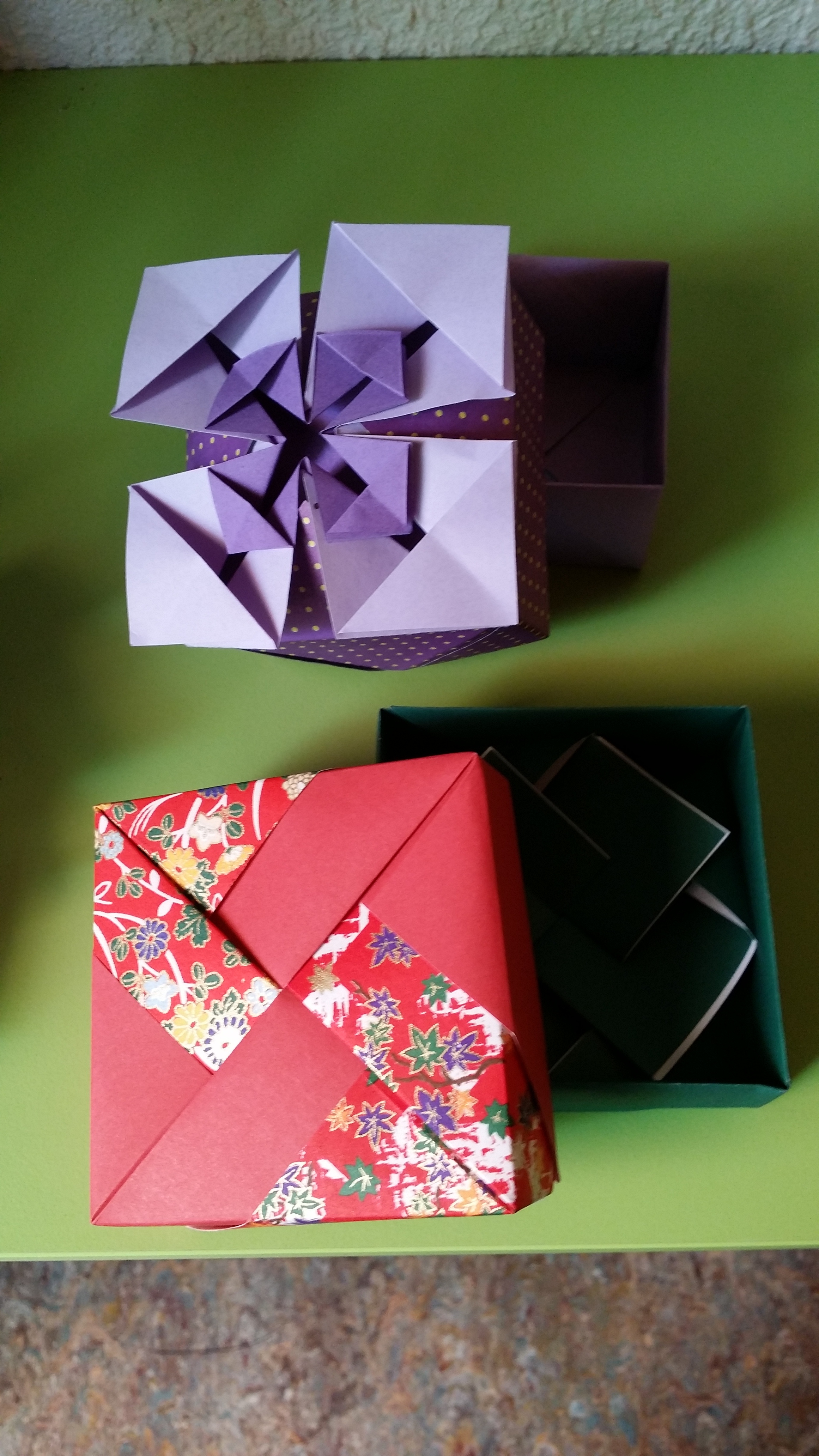 boîte carrée avec papier washi (à gauche) ou motif fleur (à droite) 2€
(~ 8 x 3 cm)