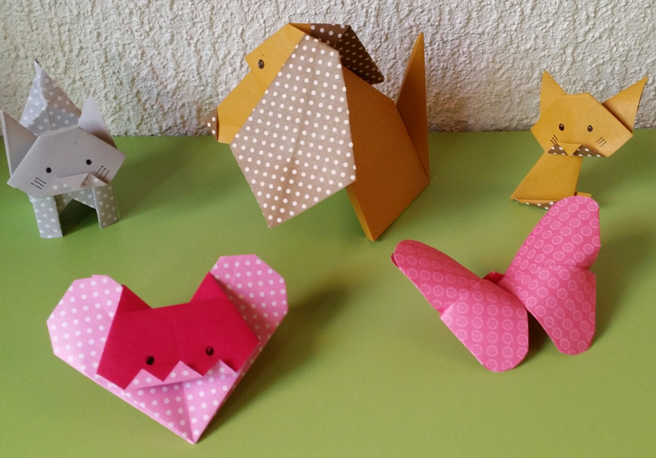 Figurine  (chat, boîte-chat, cœur-tête de chat, chien, chiot, chien qui hoche la tête, chien-boîte, chouette, oiseau, poule, poussin, canard, tête de nounours, papillon, lapin, poisson qui parle, etc) 1€